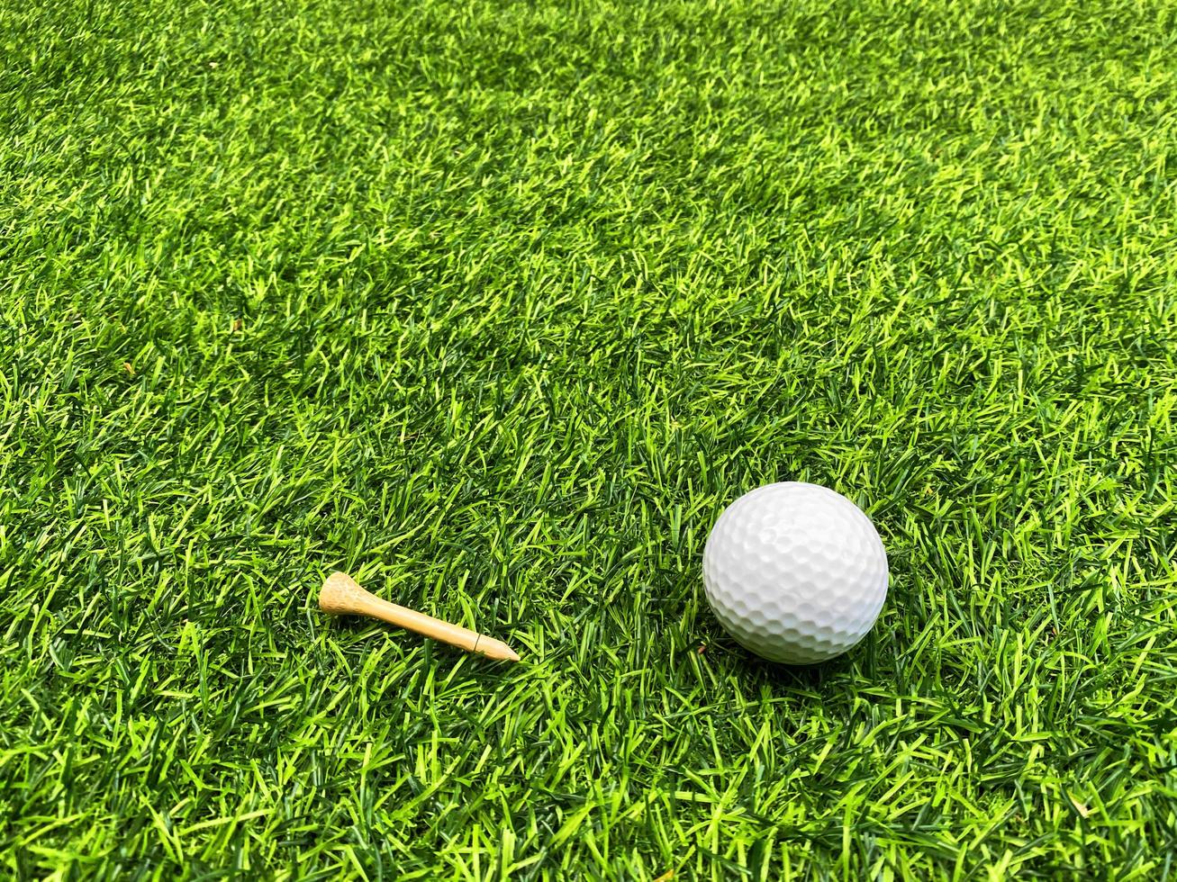 golf bal dichtbij omhoog Aan groen gras Aan wazig mooi landschap van golf achtergrond.concept Internationale sport dat vertrouwen Aan precisie vaardigheden voor Gezondheid ontspanning. foto