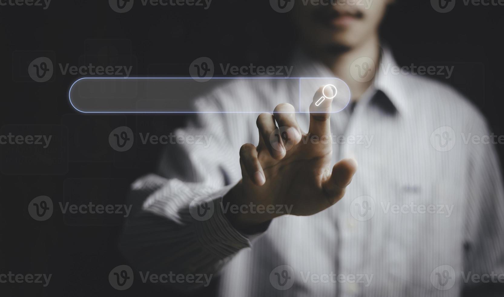 zakenman zijn aanraken de virtueel scherm Aan zoeken motor optimalisatie voor vind gegevens Aan netwerken, seo, zoeken browsen internet gegevens informatie netwerken concept. foto