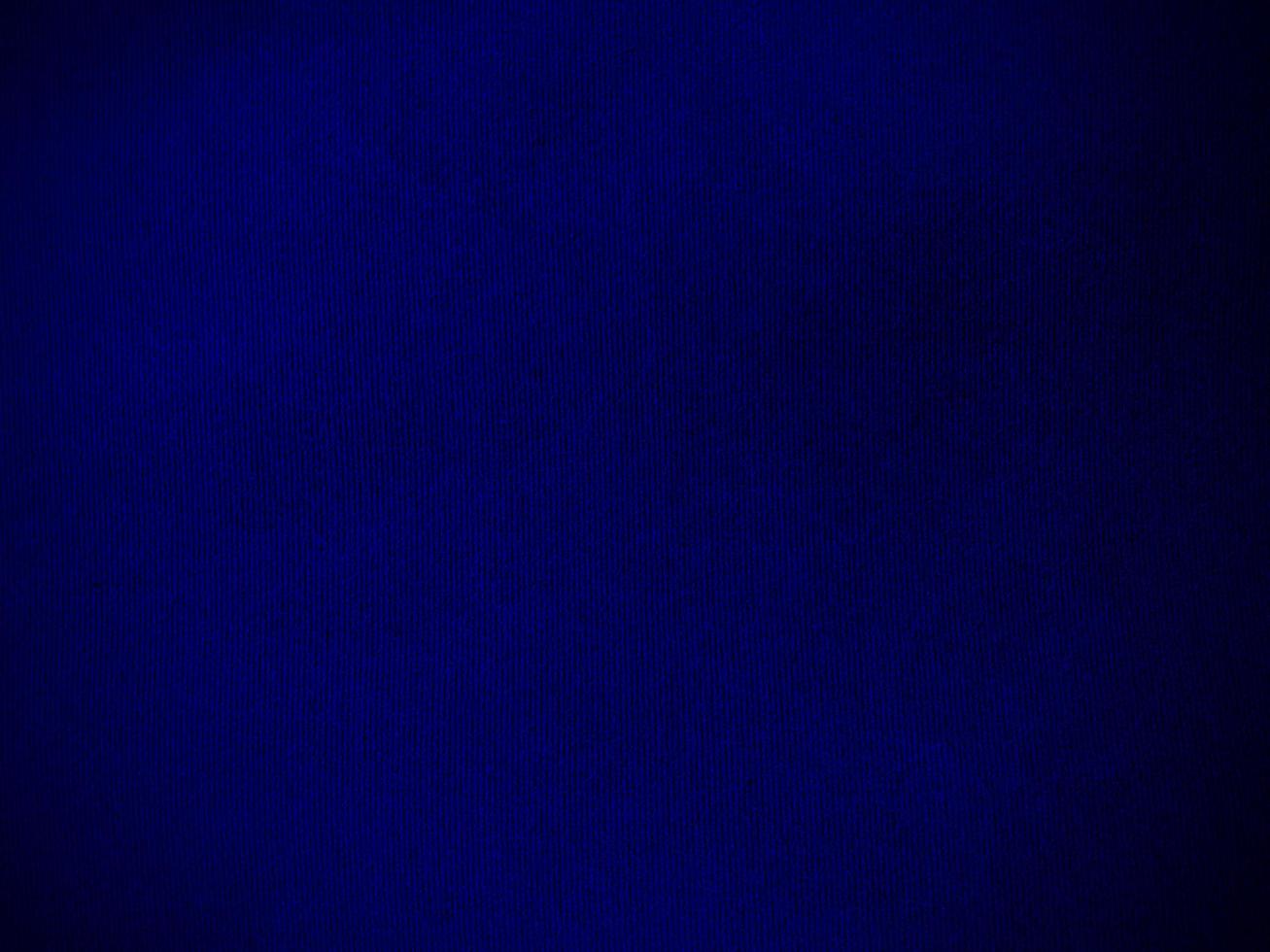 blauwe fluwelen stof textuur gebruikt als achtergrond. lege blauwe stoffenachtergrond van zacht en vlot textielmateriaal. er is ruimte voor tekst. foto