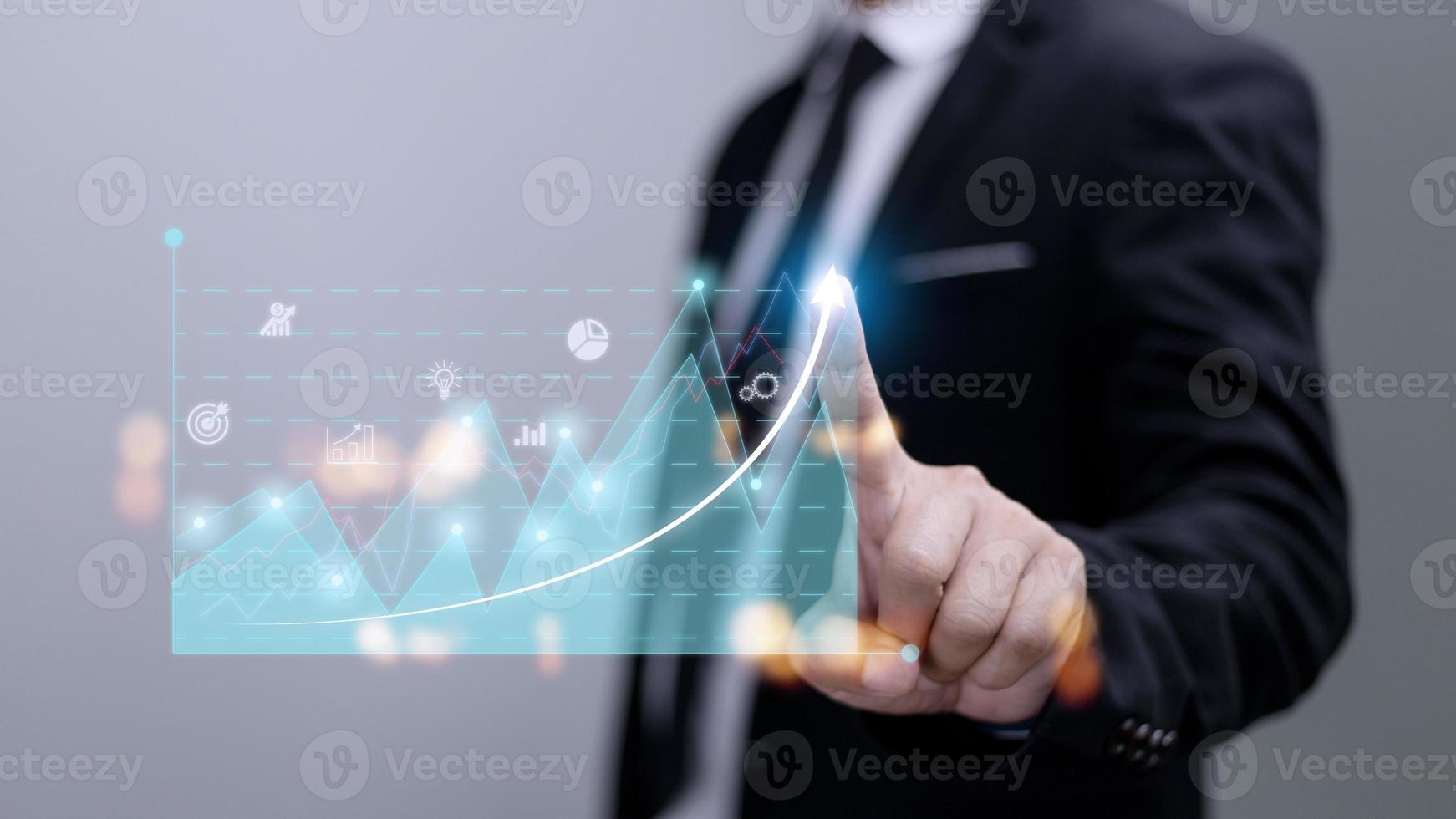 bedrijf ontwikkeling naar succes en groeit groei concept, zakenman richten pijl diagram zakelijke toekomst groei plan foto