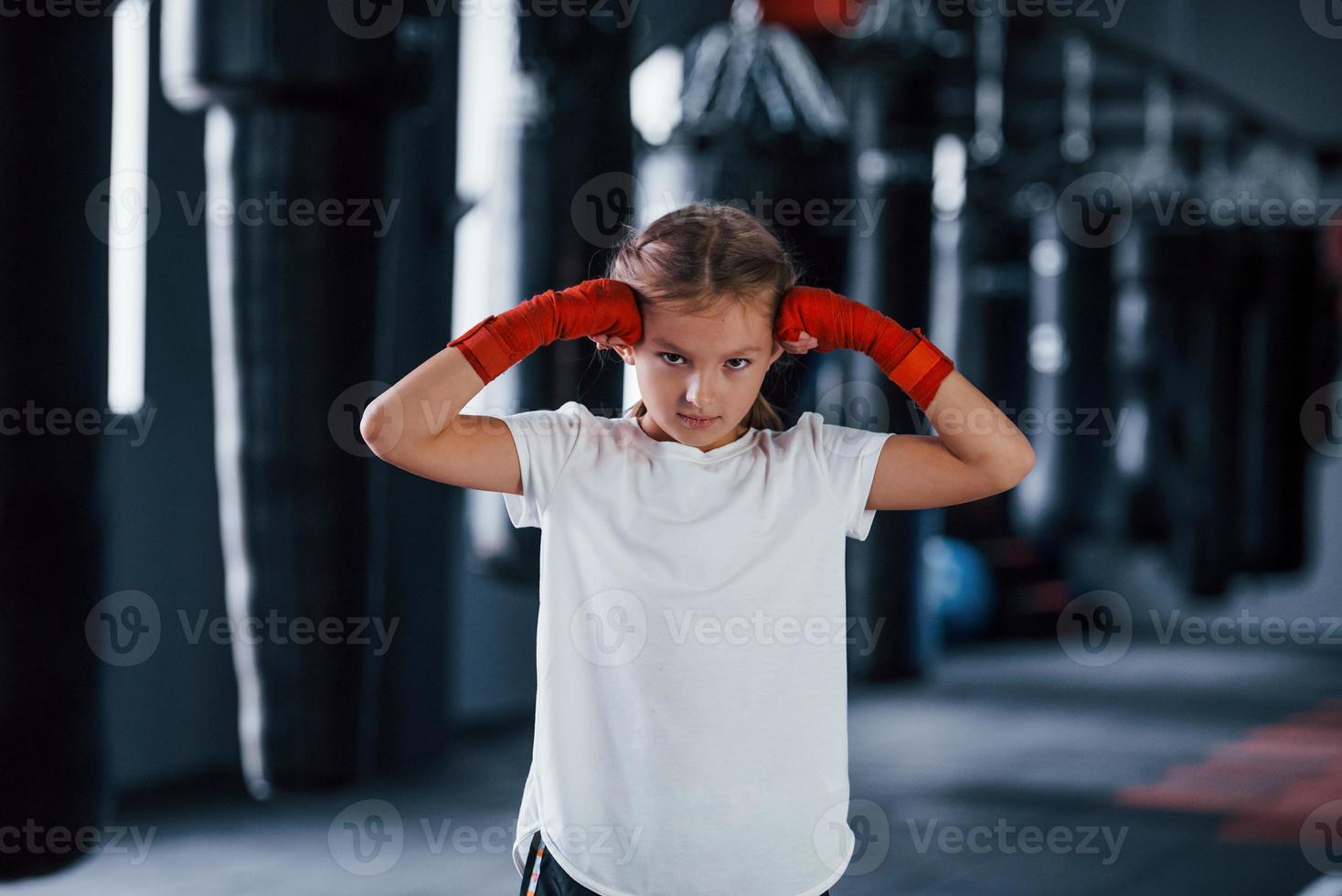 portret van jong weinig meisje in sportief slijtage dat is in de Sportschool hebben oefening dag. opvatting van boksen foto