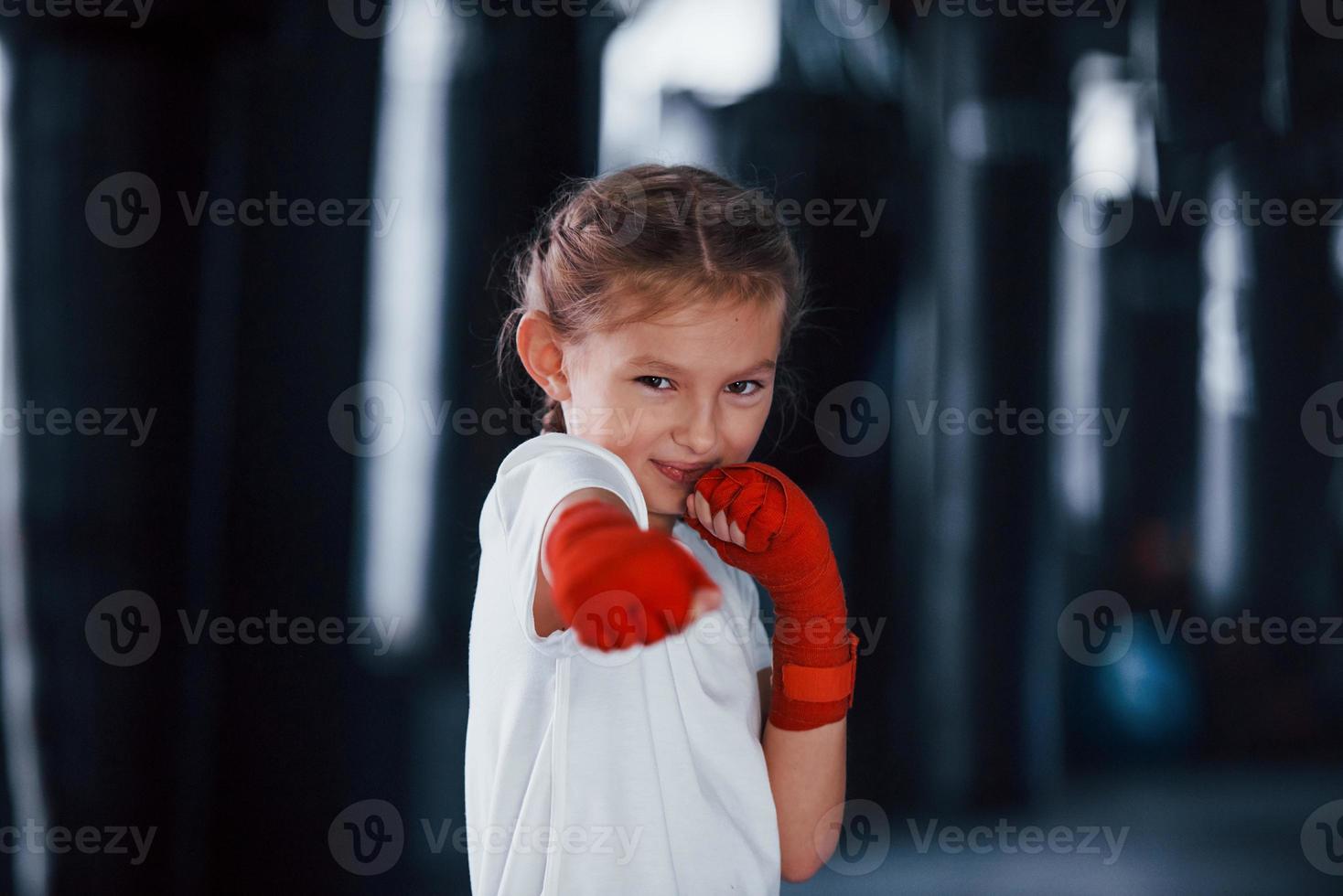 portret van jong weinig meisje in sportief slijtage dat is in de Sportschool hebben oefening dag. opvatting van boksen foto