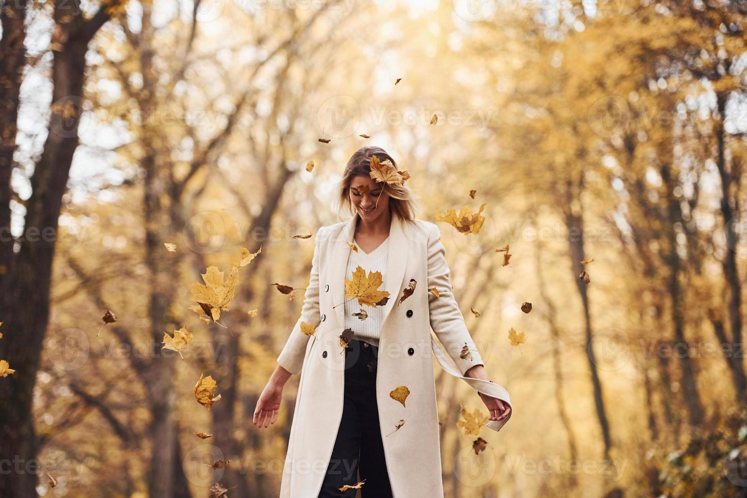 hebben pret met bladeren. portret van jong brunette dat is in herfst Woud Bij dag foto