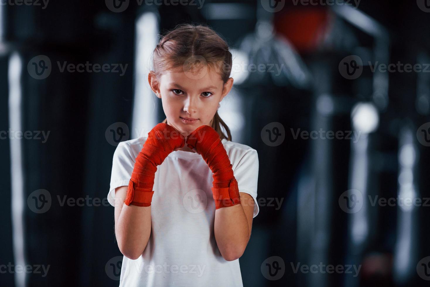 portret van jong weinig meisje in sportief slijtage dat is in de Sportschool hebben oefening dag. opvatting van boksen foto