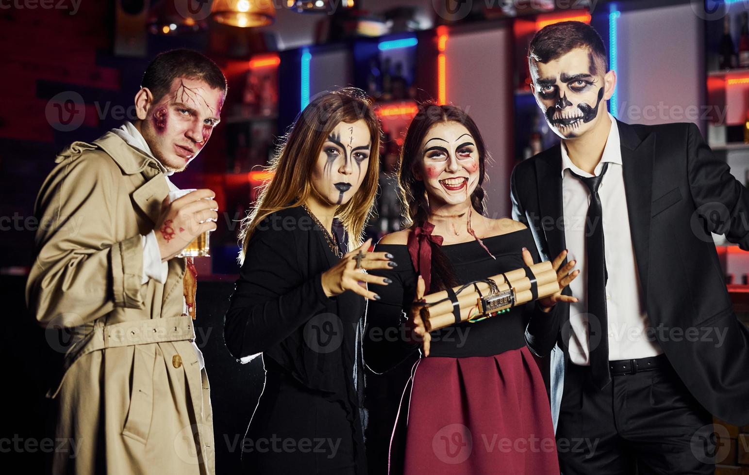 vrienden is Aan de thematisch halloween partij in eng bedenken en kostuums hebben pret en poseren voor de camera samen foto