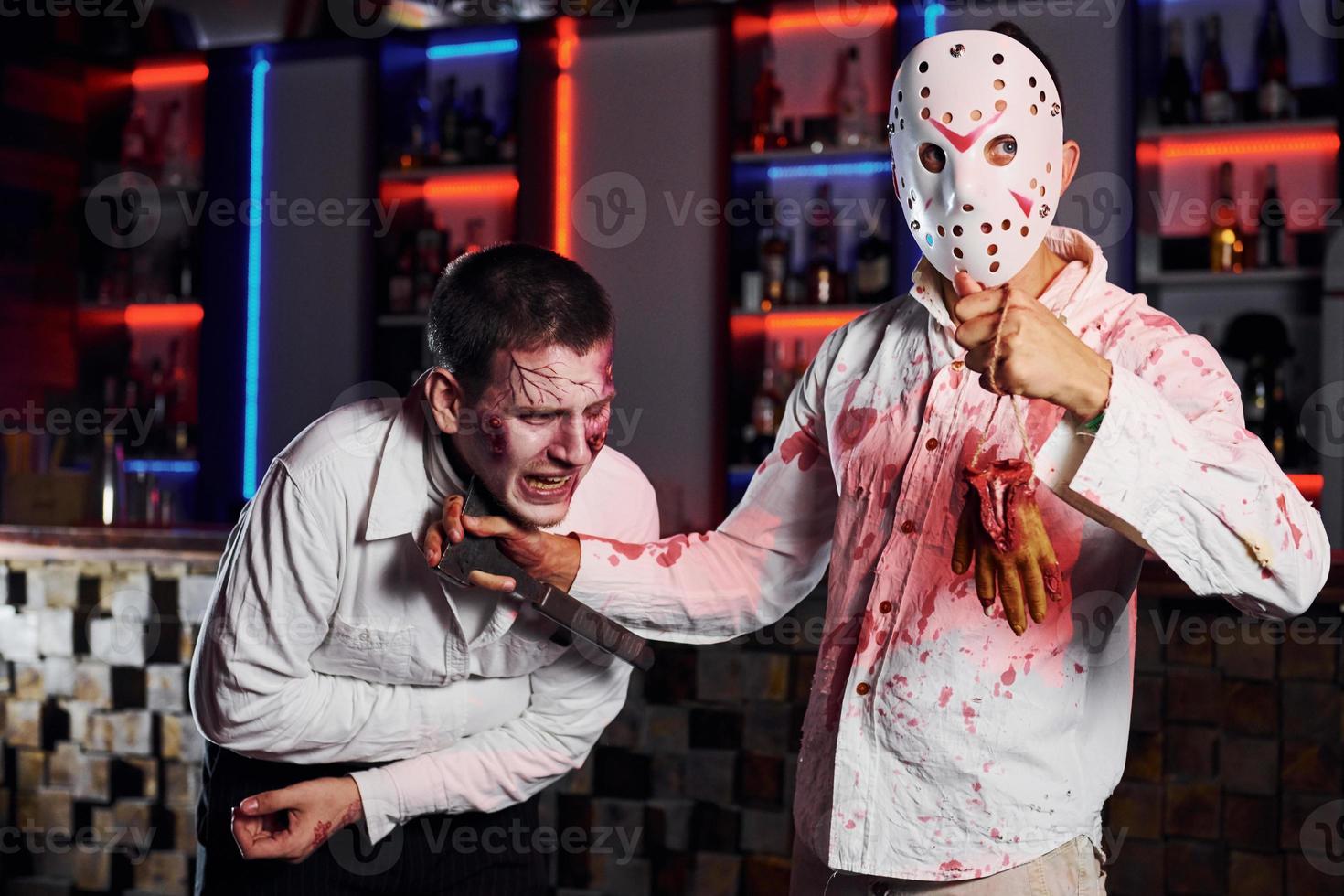 vrienden is Aan de thematisch halloween partij in eng bedenken en kostuums van zombie foto