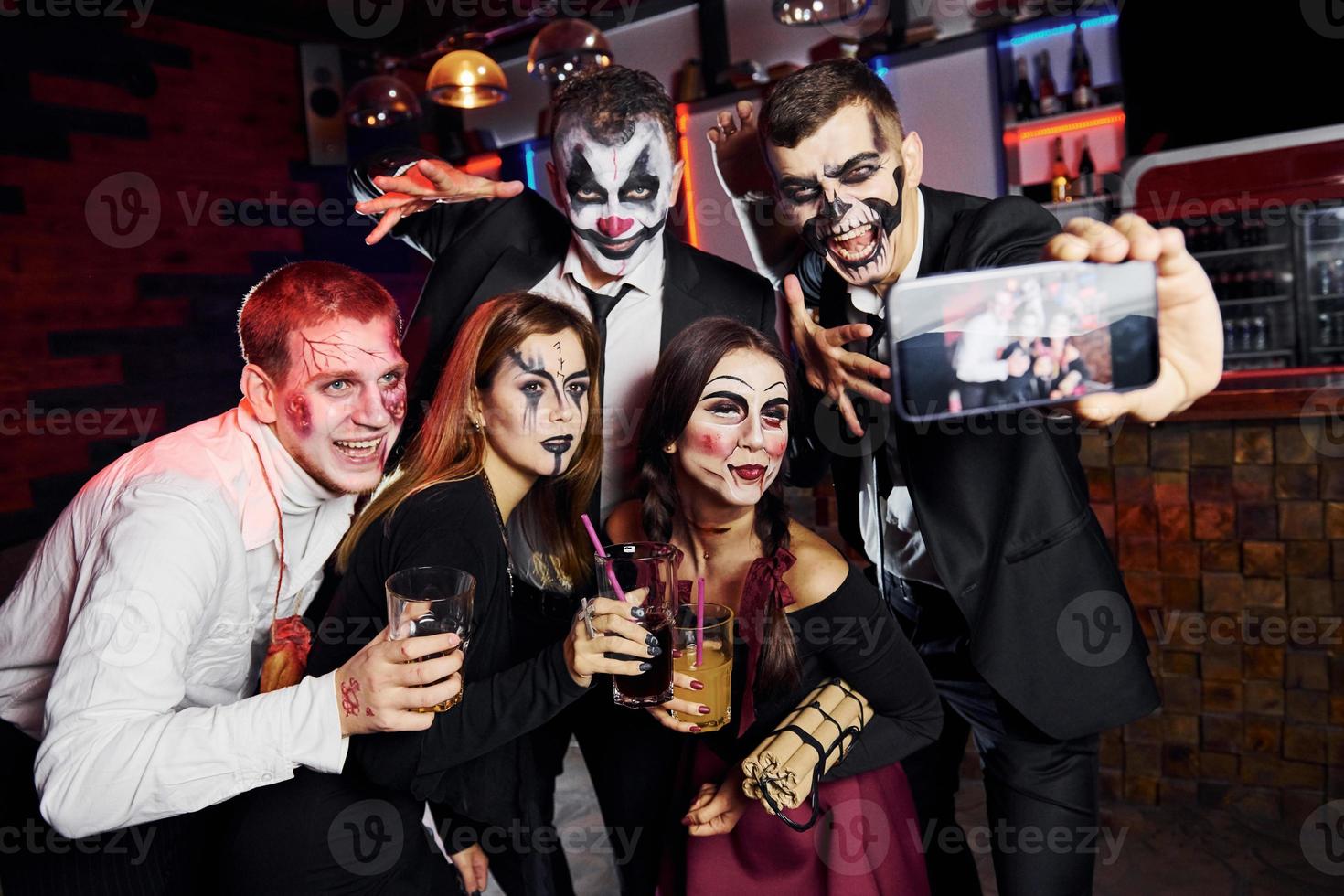 vrienden is Aan de thematisch halloween partij in eng bedenken en kostuums foto