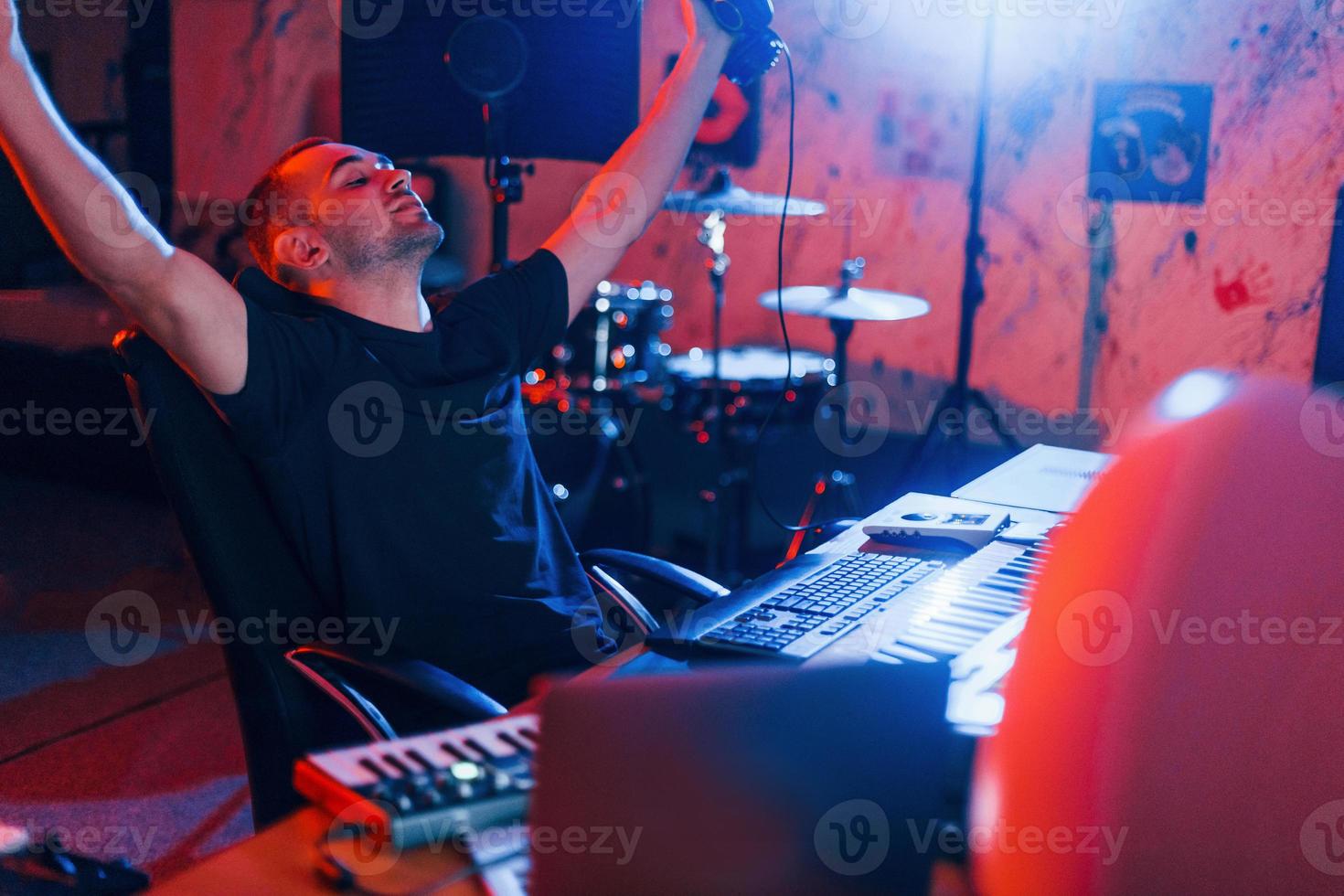 vent hebben een baan met project en menging muziek- binnenshuis in de studio foto