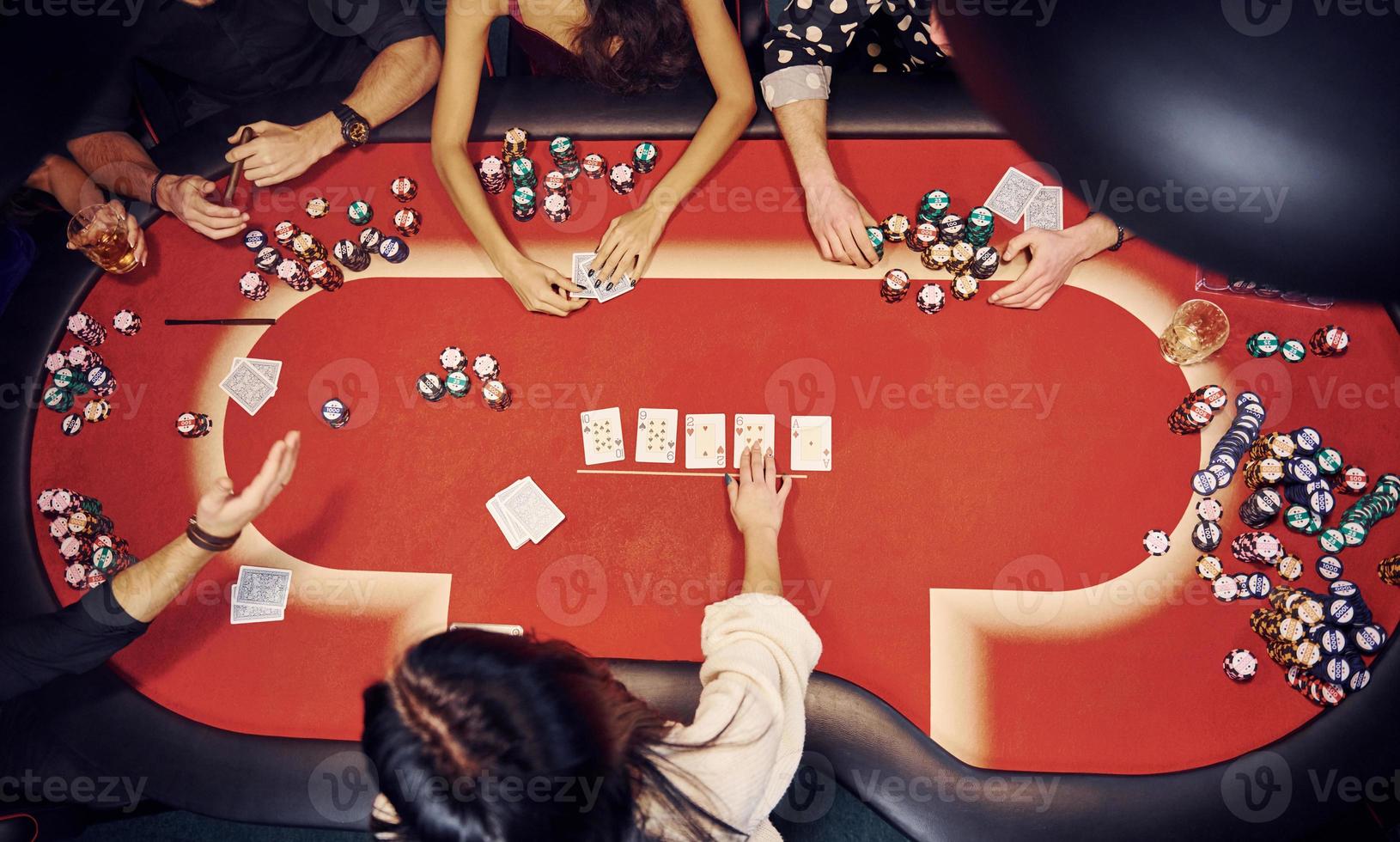 top visie van elegant jong mensen dat spelen poker in casino foto