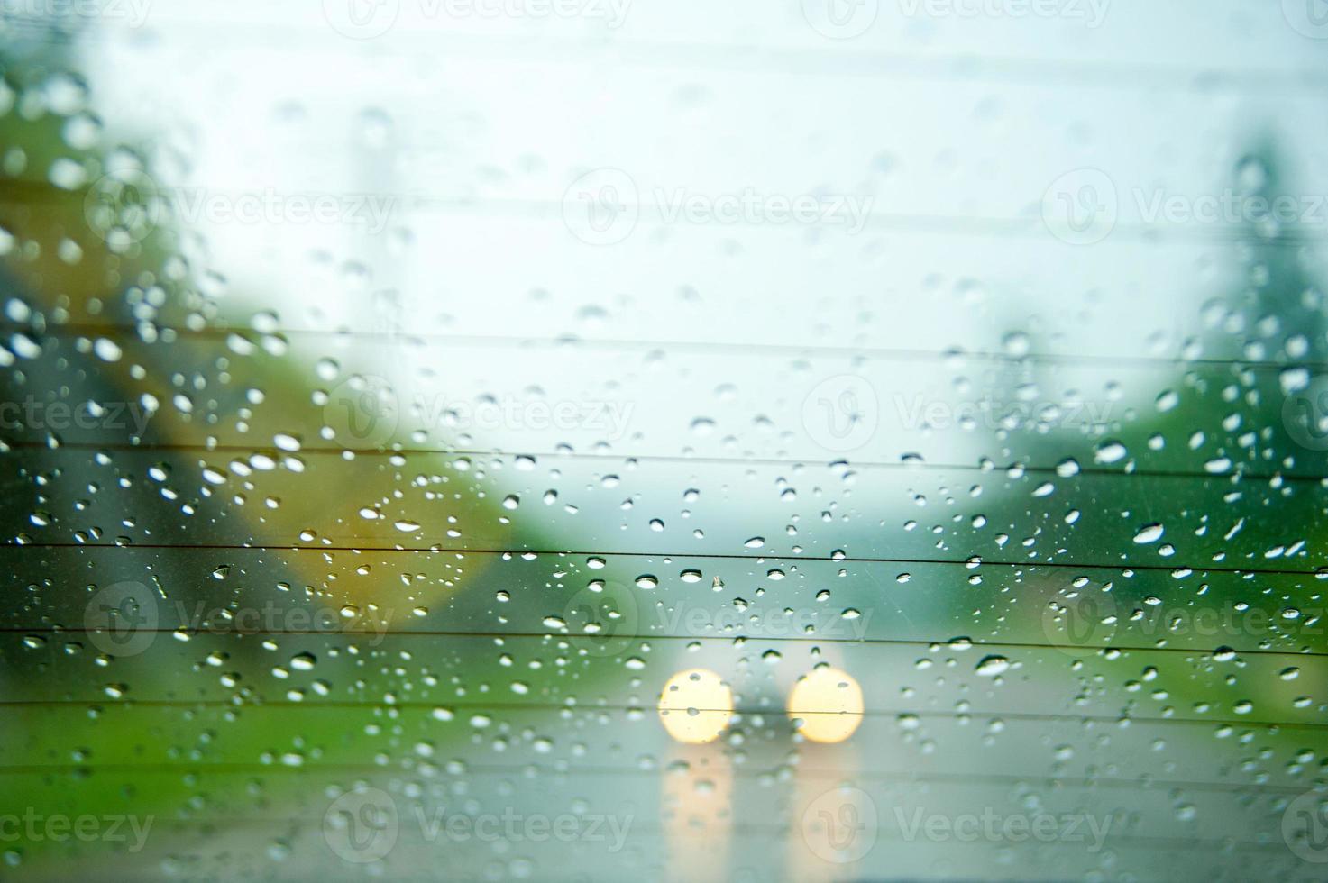 het rijden in de regen foto