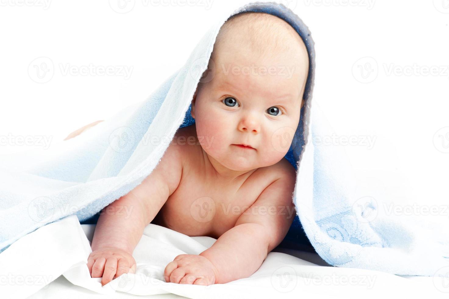 baby meisje im handdoek foto