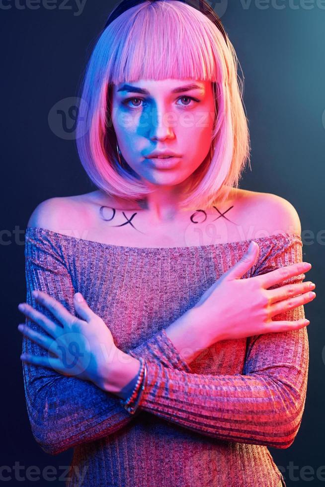 portret van jong meisje met blond haar- in rood en blauw neon in studio foto