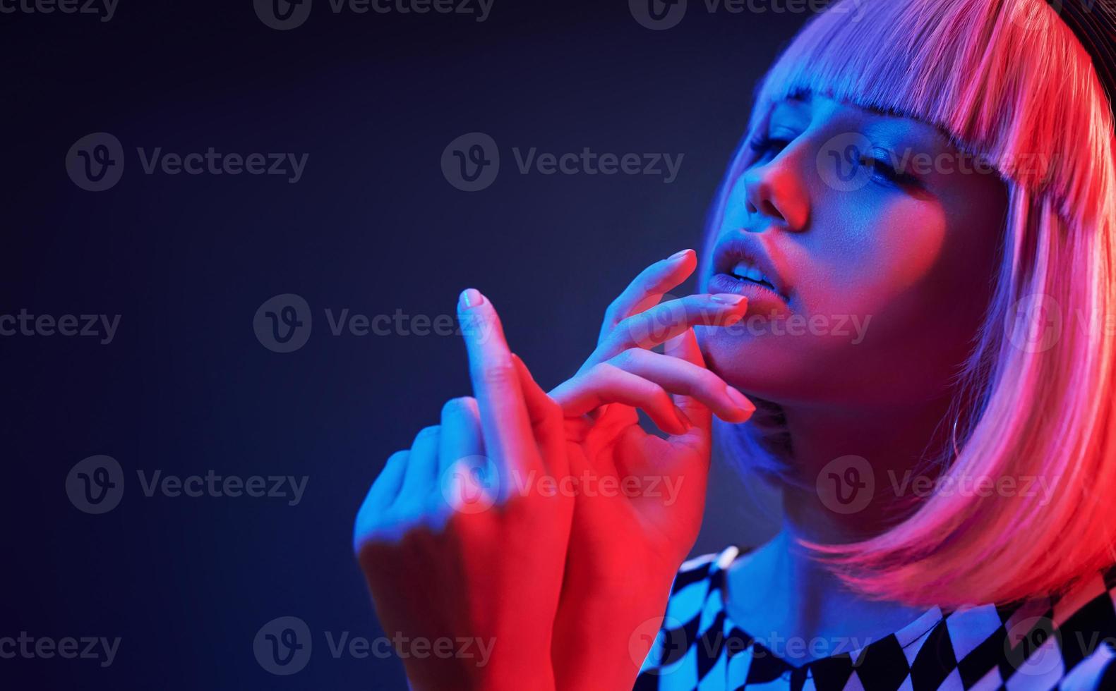 portret van jong meisje met blond haar- in rood en blauw neon in studio foto