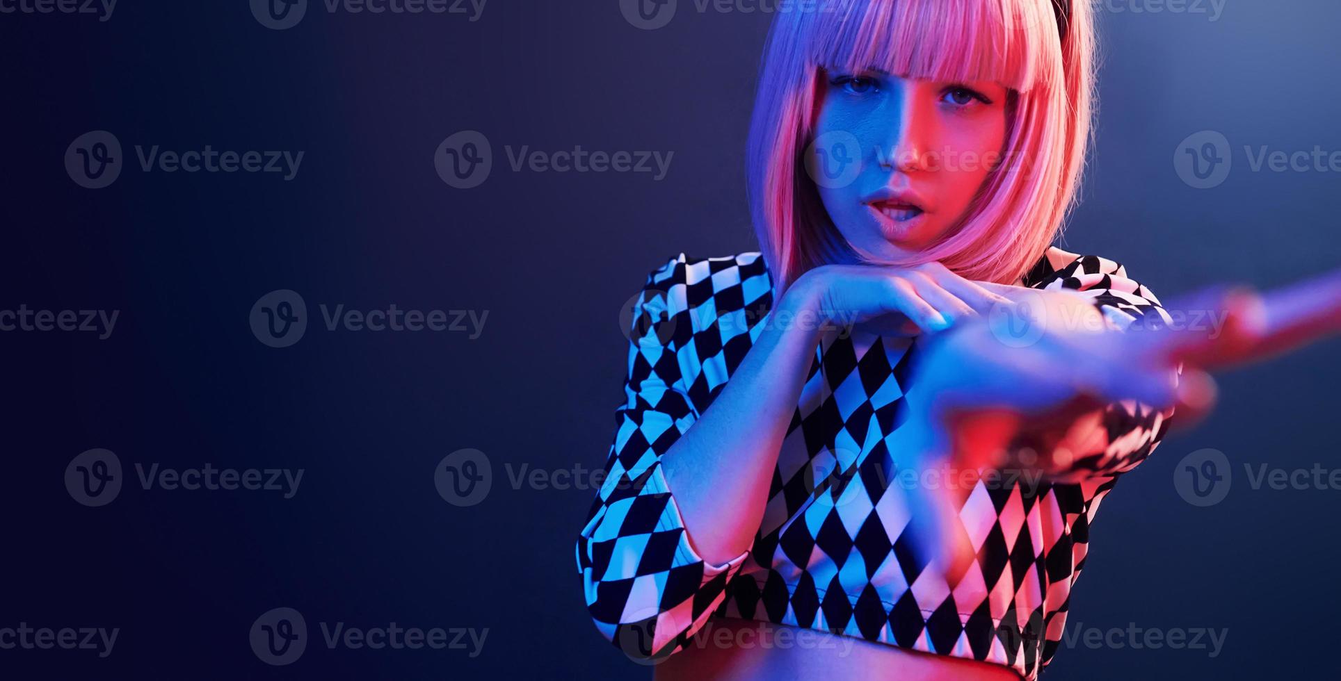portret van jong meisje met blond haar- in rood en blauw neon in studio foto