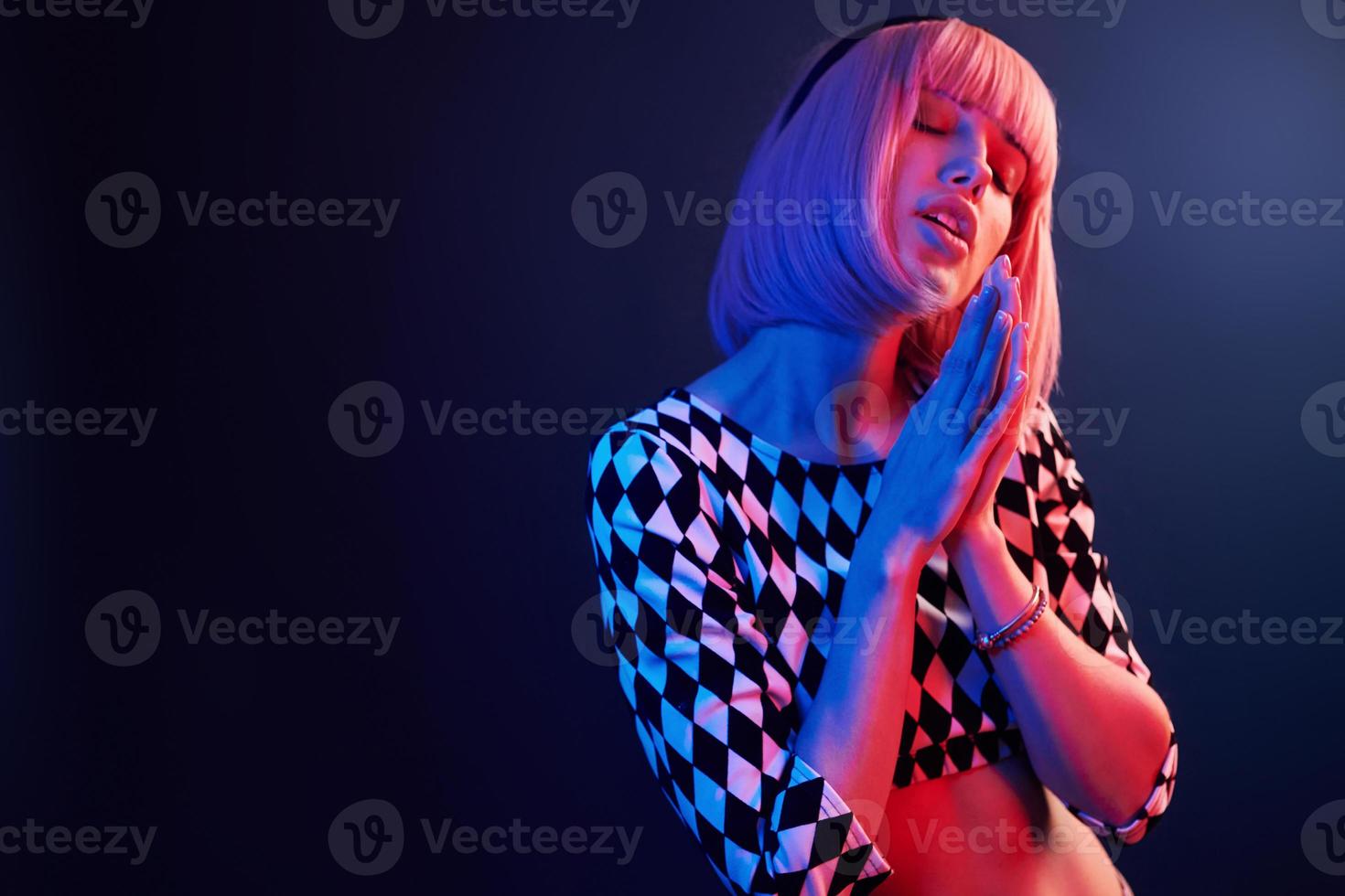 portret van jong meisje met blond haar- in rood en blauw neon in studio foto