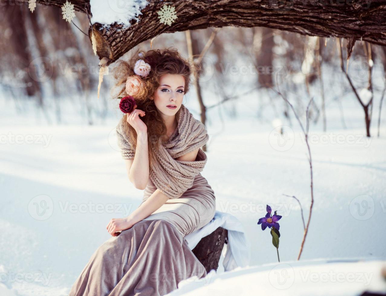 mooi meisje in de winter Woud foto