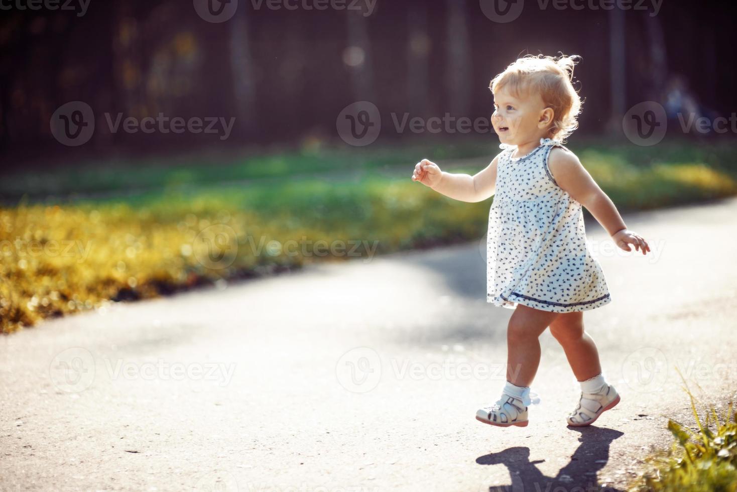 klein meisje in het park foto