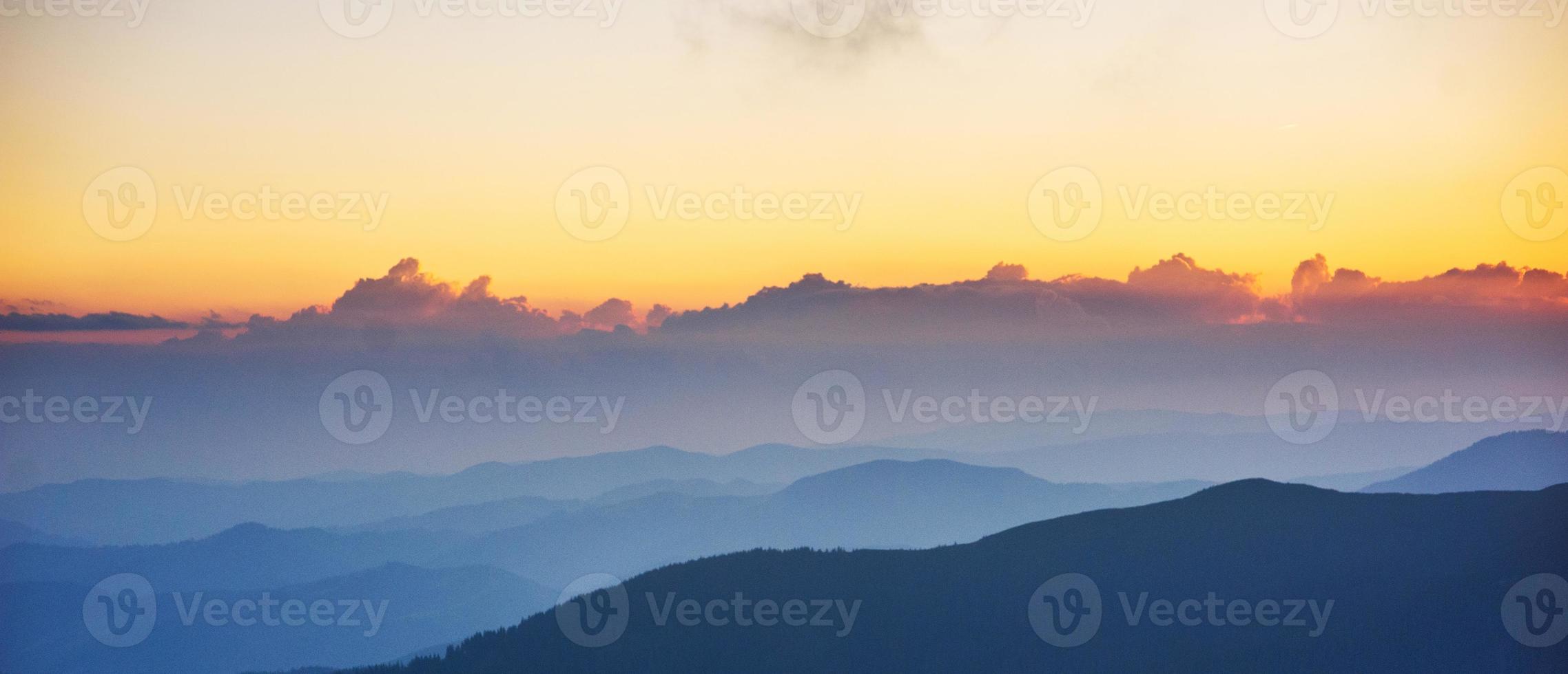 prachtige zonsondergang in de bergen foto