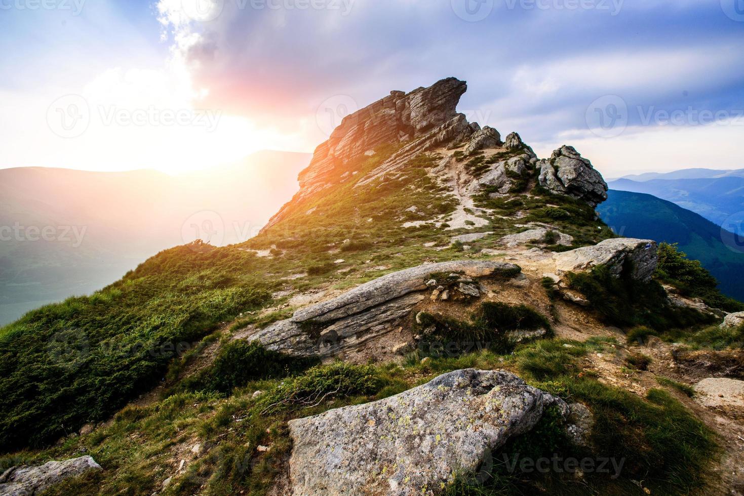 zomerlandschap in de bergen foto