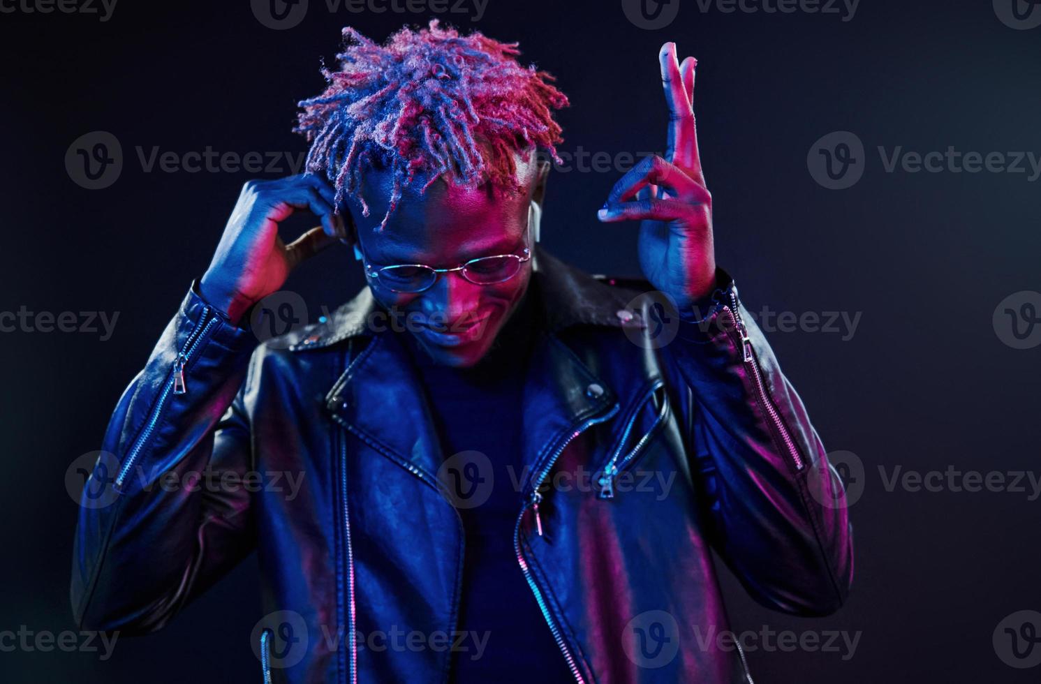 hebben plezier. futuristische neon verlichting. jong Afrikaanse Amerikaans Mens in de studio foto