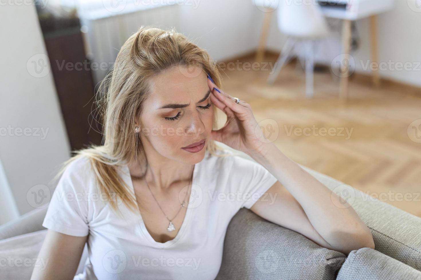 sinus pijn veroorzaken heel schilderachtig hoofdpijn. ongezond vrouw in pijn. scherp sterk ontstoken. sinus pijn, sinus druk, sinusitis. verdrietig vrouw Holding haar hoofd omdat sinus pijn foto