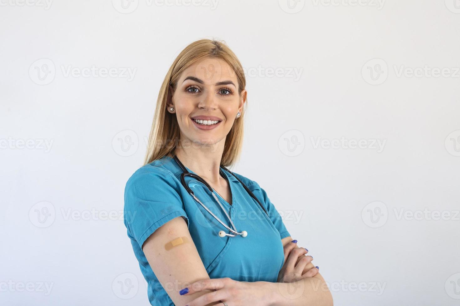 gevaccineerd jong dokter, medisch arbeider, verpleegster vrouw goedkeuren vaccinatie, wit achtergrond foto