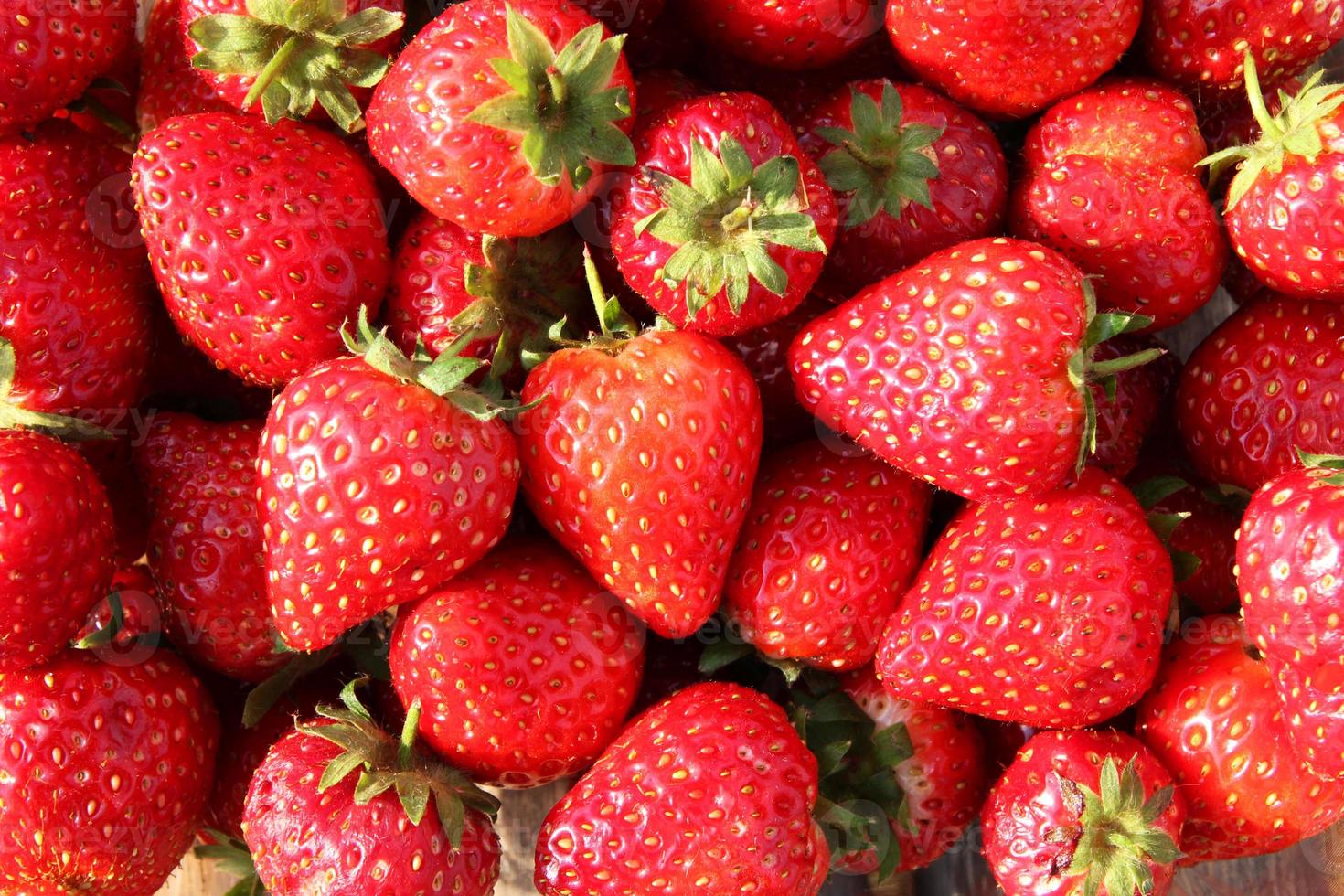 de rijp smakelijk aardbeien Aan de markt voor achtergrond. foto