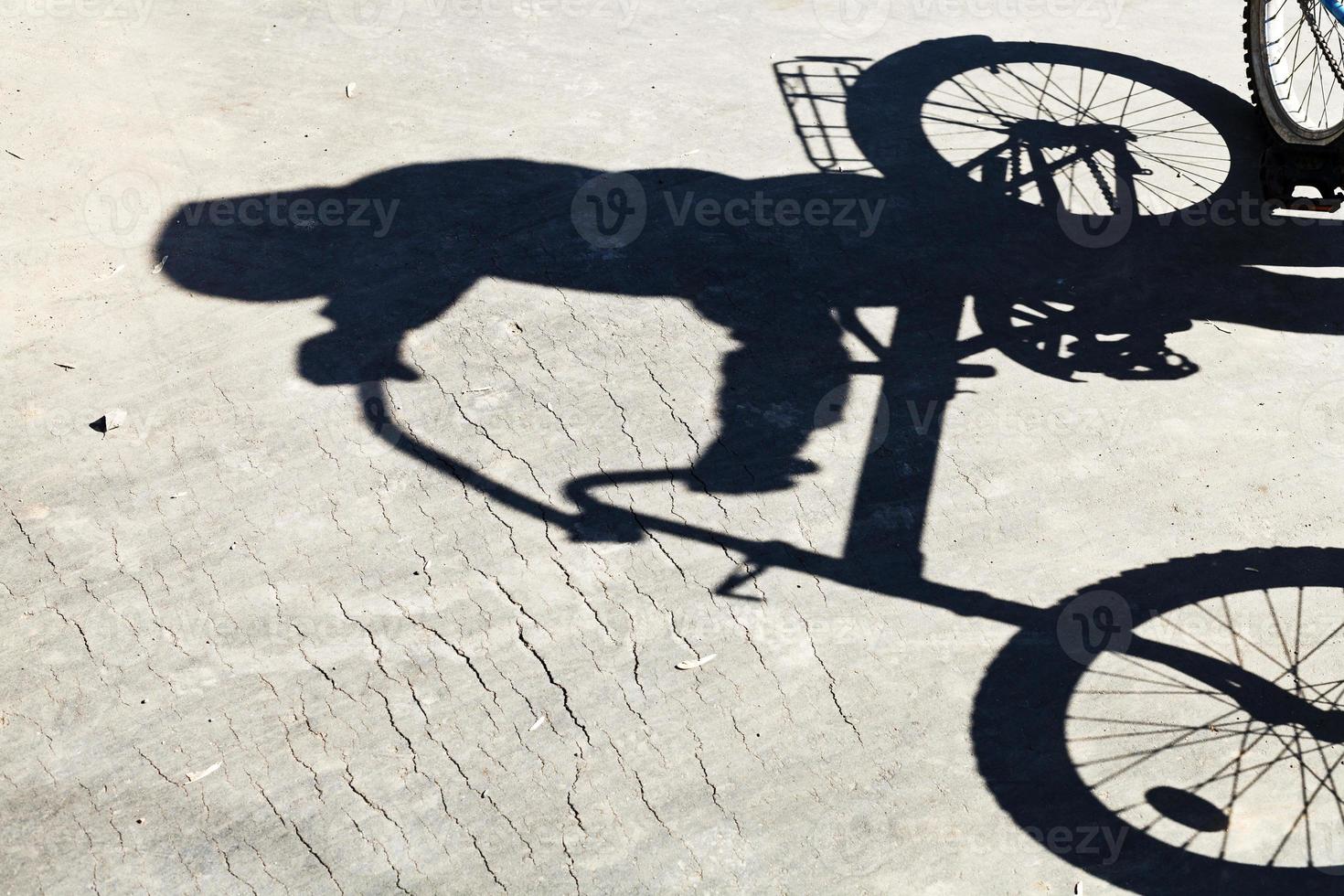 schaduw van fietser Aan weg foto