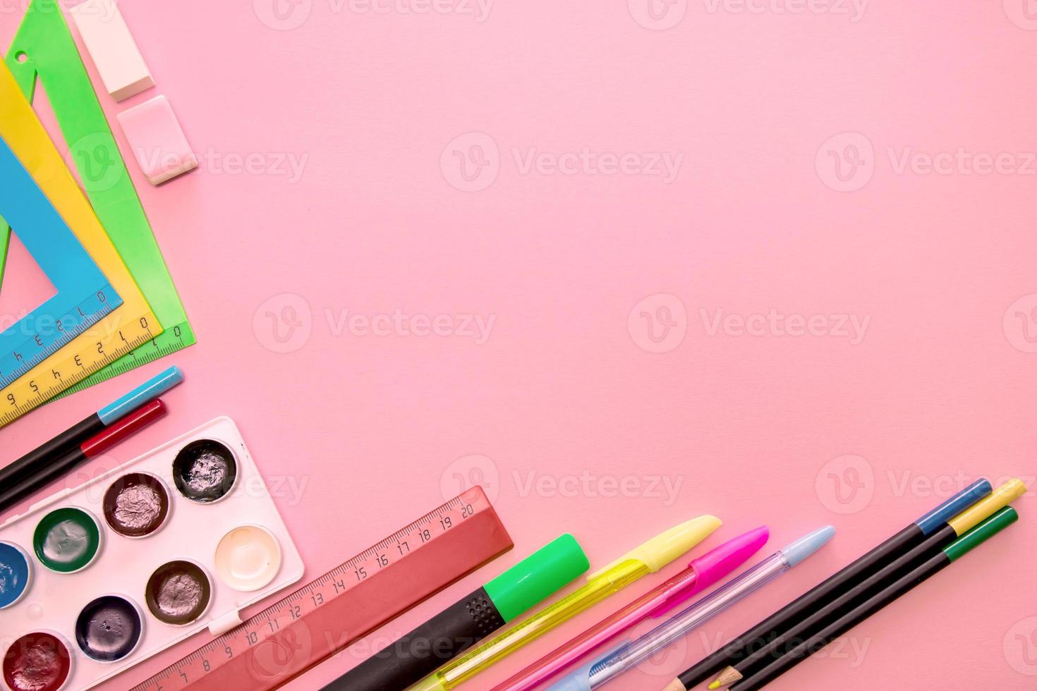 terug naar school- concept, school- schrijfbehoeften accessoires Aan roze achtergrond met kopiëren ruimte foto