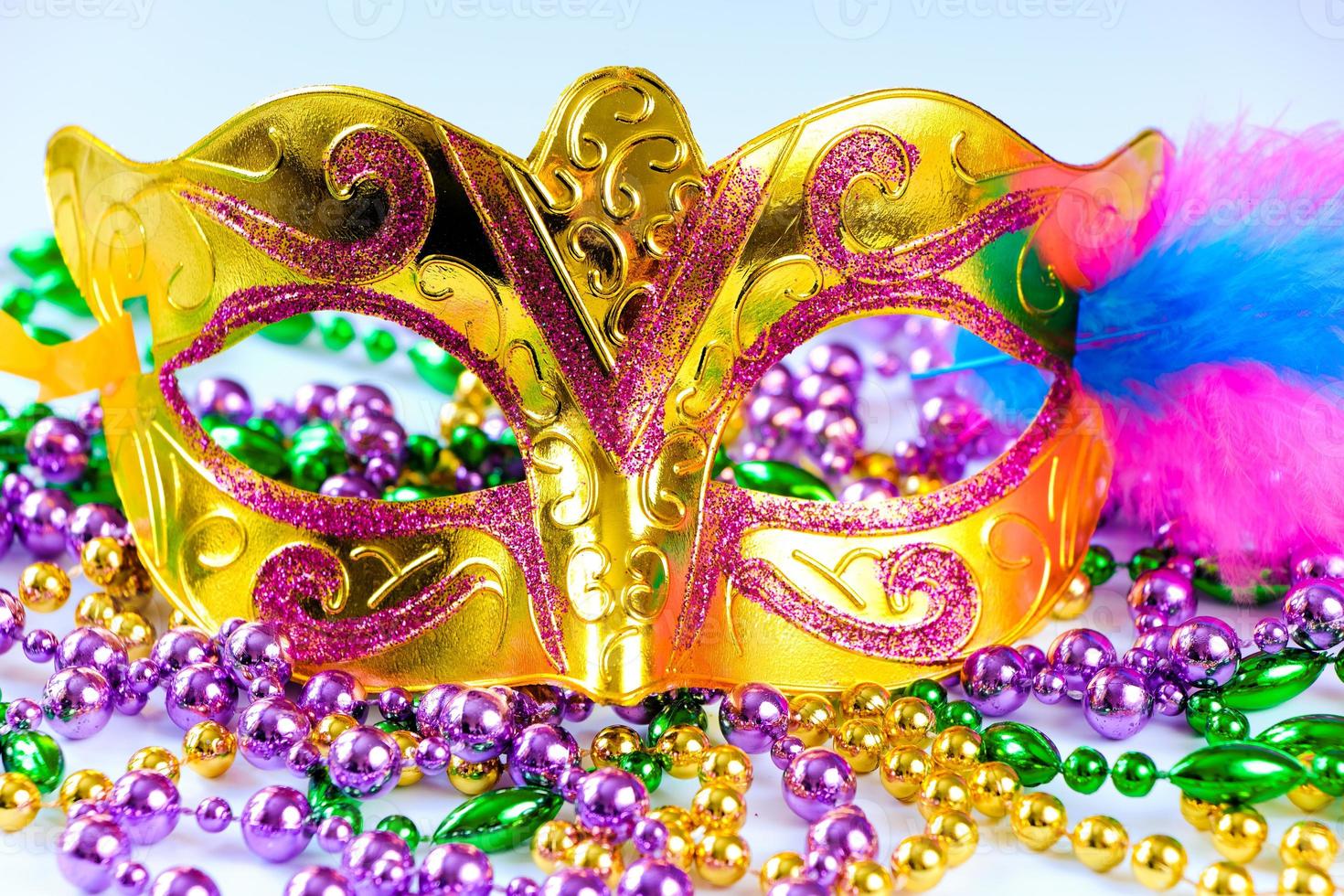 gouden carnaval masker en kleurrijk kralen detailopname. mardi gras of dik dinsdag symbool. foto