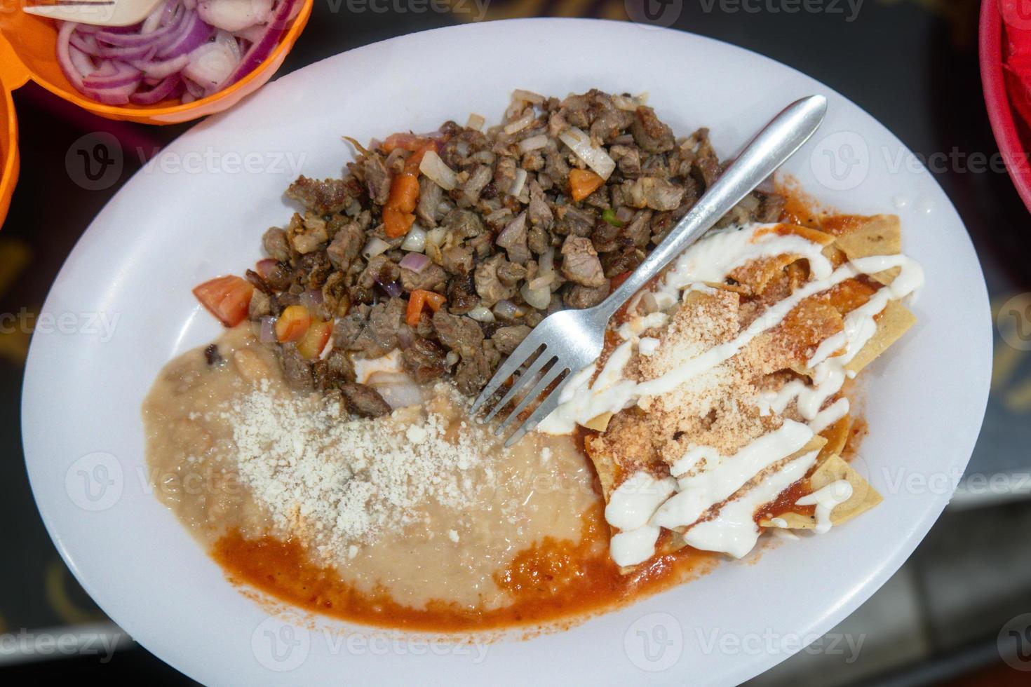 chilaquiles met steak Mexicaans voedsel foto