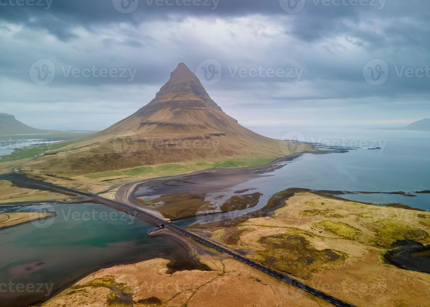 antenne visie van snuffelnegur hoog manier , iconisch Kirkjufell berg Bij IJsland western kust foto