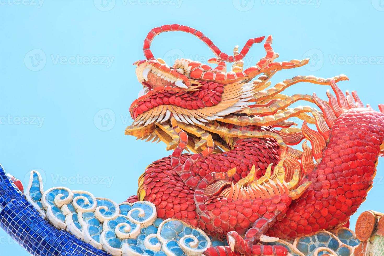 draak standbeelden, een mythisch schepsel in Chinese literatuur, zijn vaak versierd in tempels en Aan de dak net zo mooi sculpturen en blauw luchten. foto