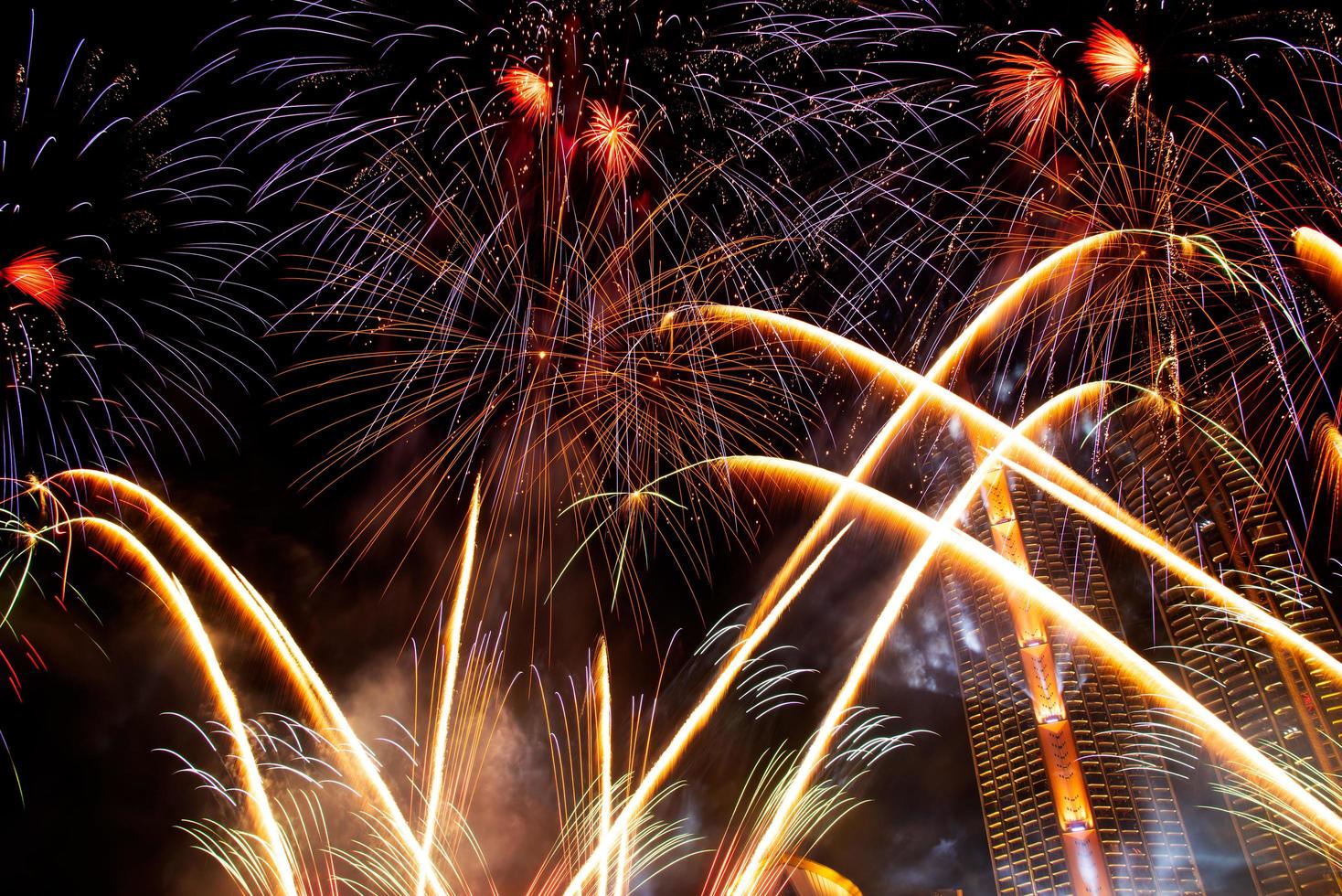 nieuw jaar vieren, menigte en kleurrijk vuurwerk in de buurt de rivier, Thailand foto