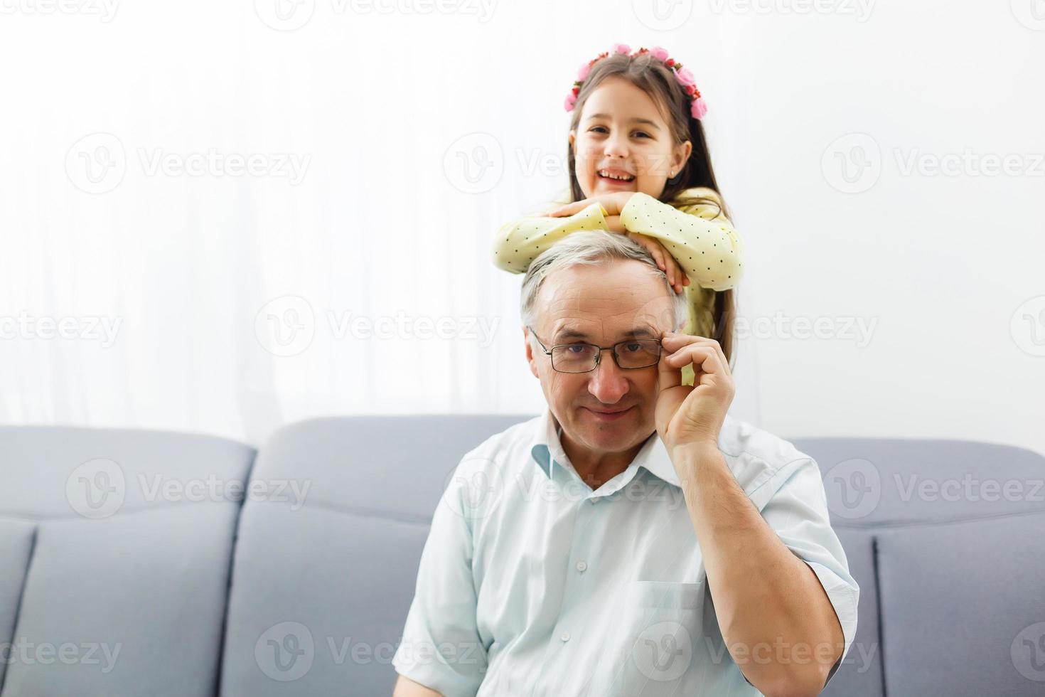 grappig levensstijl portret van kleinkind omarmen opa foto