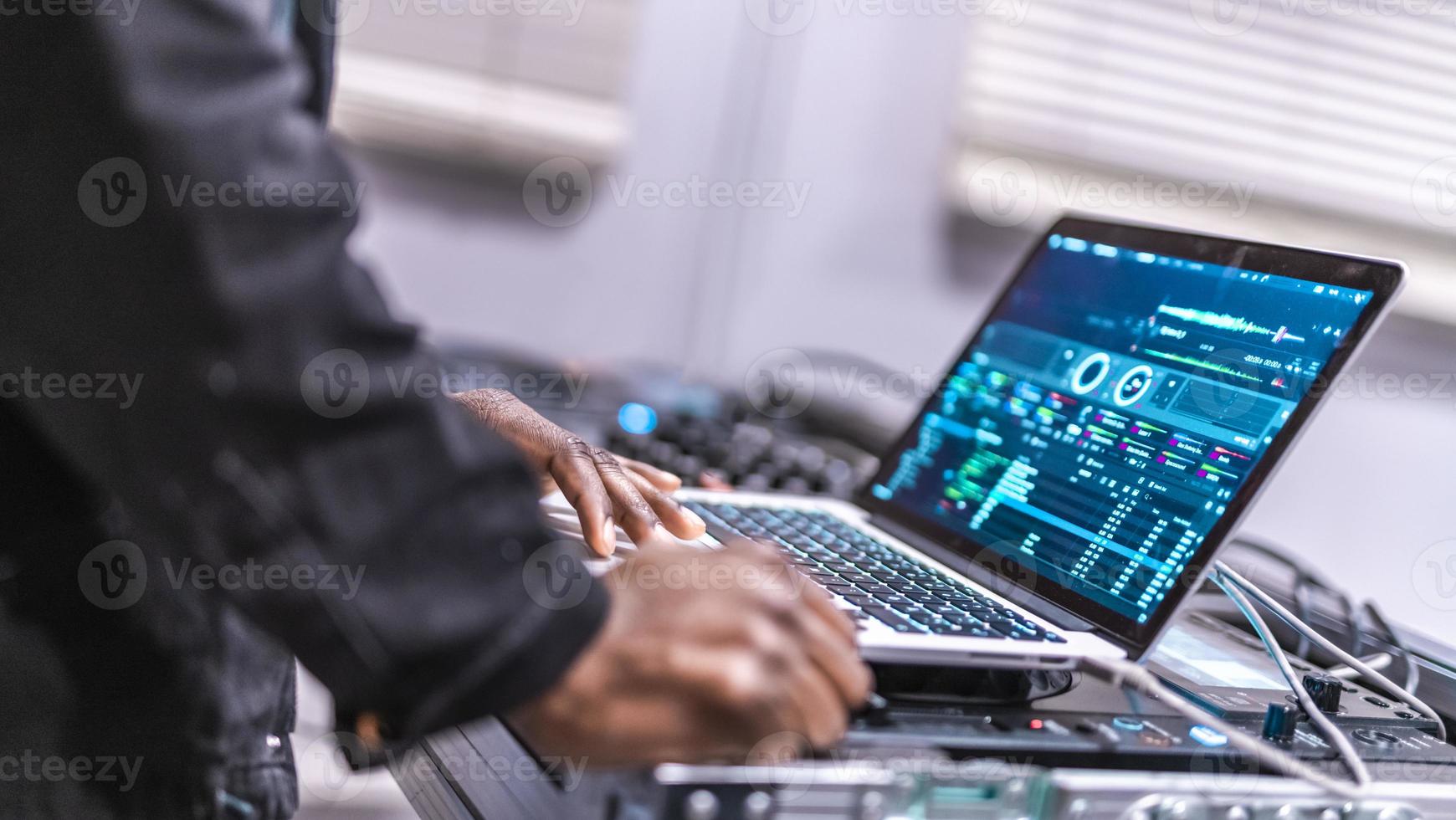 dj Toneelstukken leven reeks en menging muziek- Aan laptop. schijf grapje handen Aan een laptop Bij club. foto