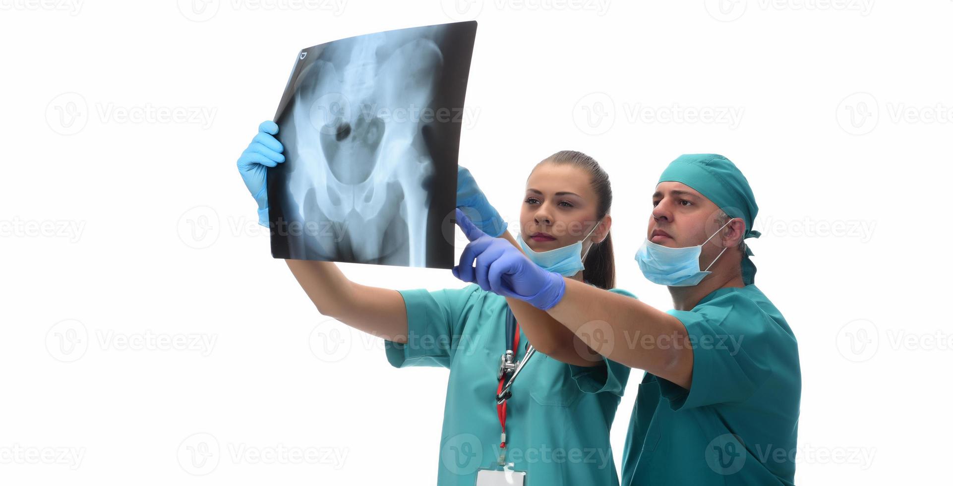 vrouw radiologen en mannetje dokter controle geduldig röntgenfoto. geïsoleerd Aan wit achtergrond foto