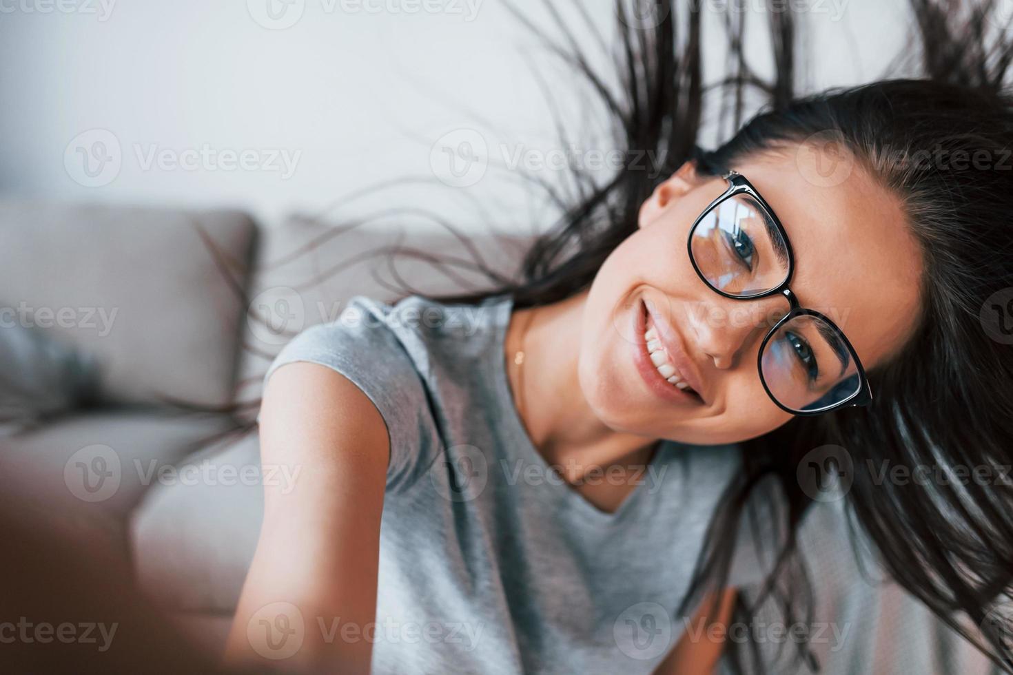 Lagere school Mathis helemaal maken selfie. jong mooi vrouw in gewoontjes kleren en bril hebben pret Bij  huis alleen 15291111 stockfoto bij Vecteezy