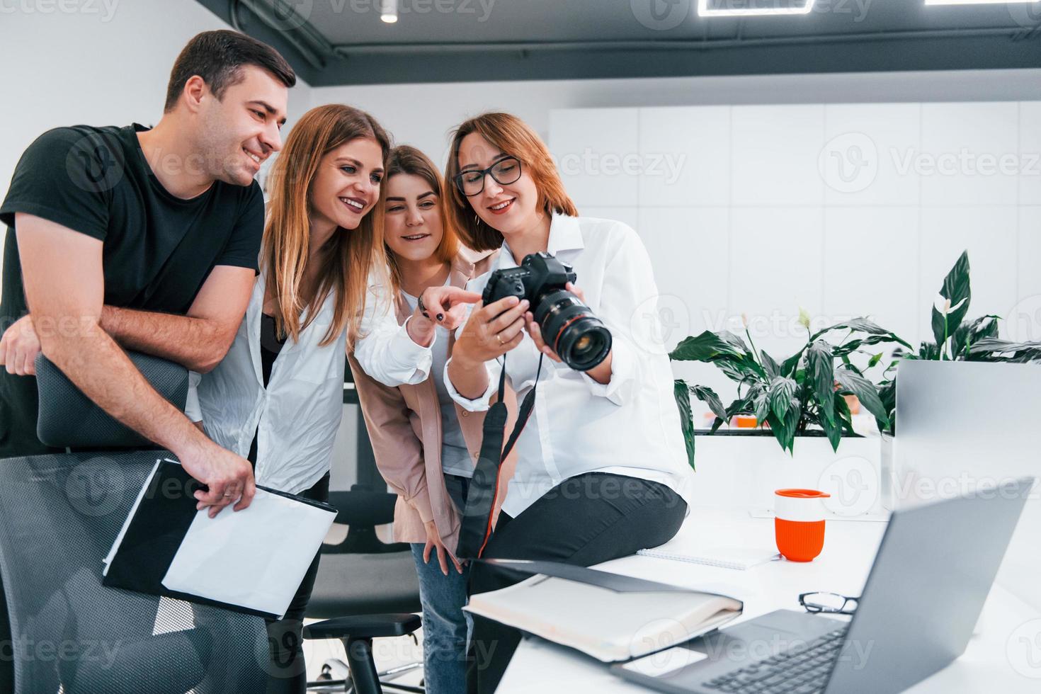 groep van bedrijf mensen in formeel kleren binnenshuis in de kantoor op zoek Bij foto's Aan de camera foto