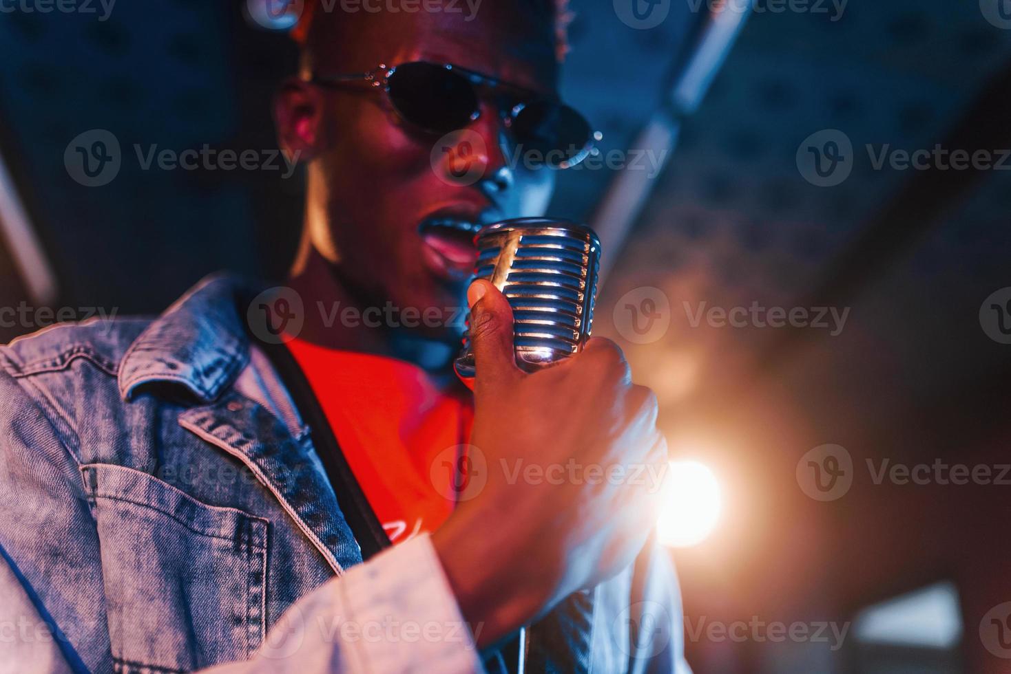 jong Afrikaanse Amerikaans performer repeteren in een opname studio foto