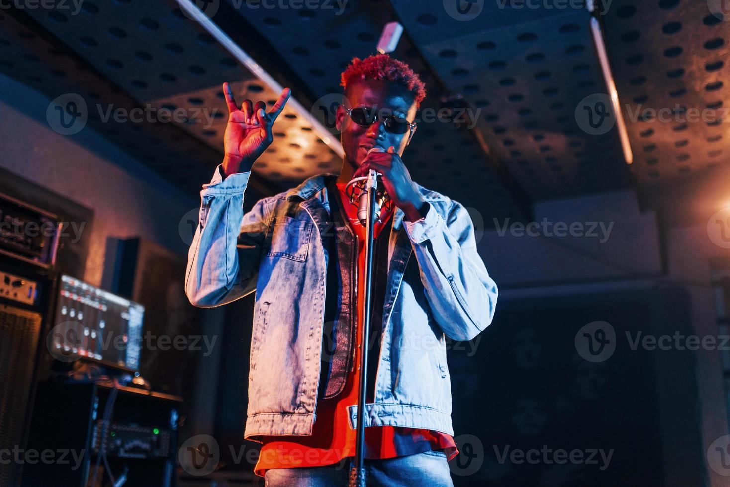 jong Afrikaanse Amerikaans performer repeteren in een opname studio foto