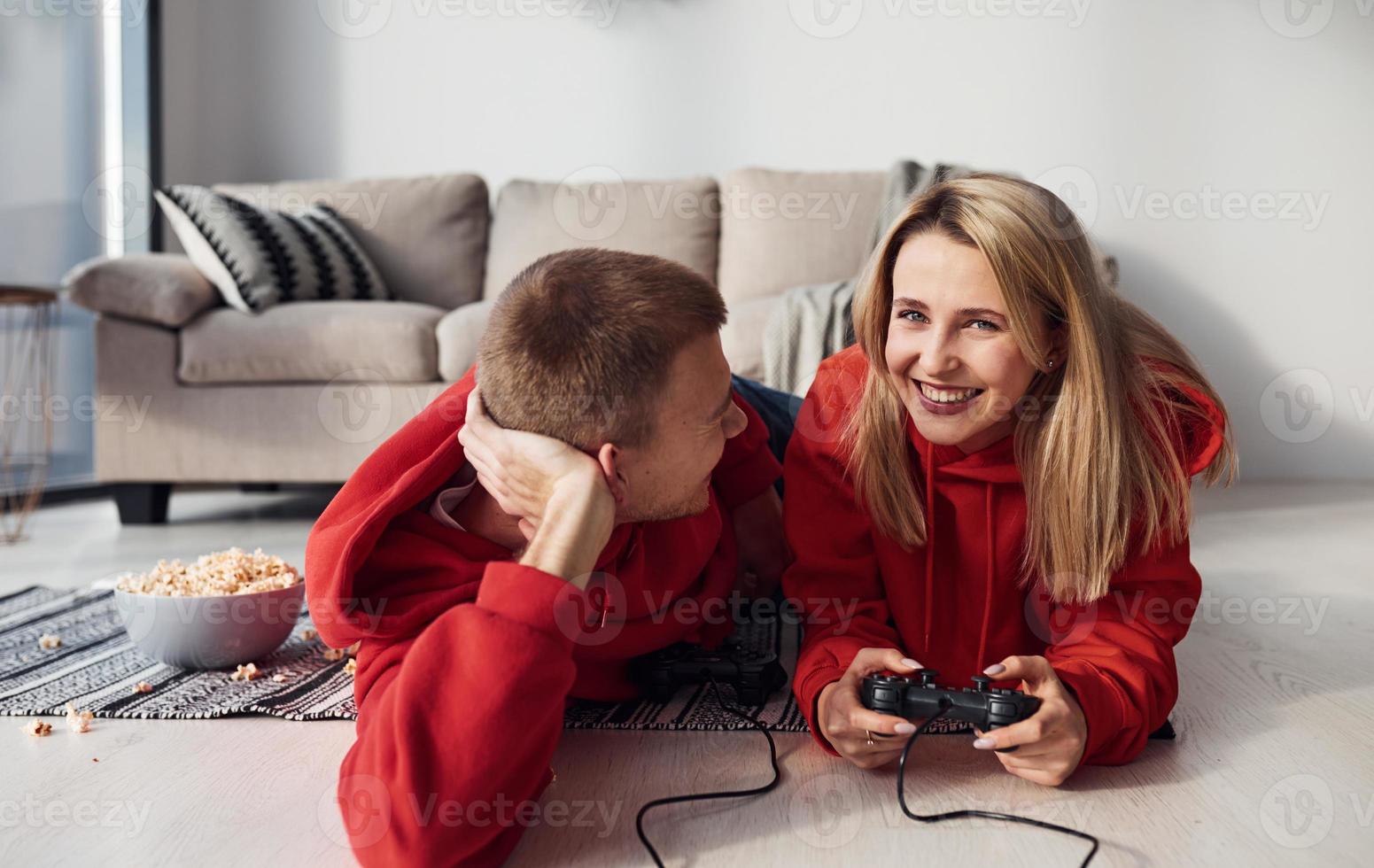 jong lief paar samen Bij huis spelen video spellen Bij weekend en vakantie tijd samen foto