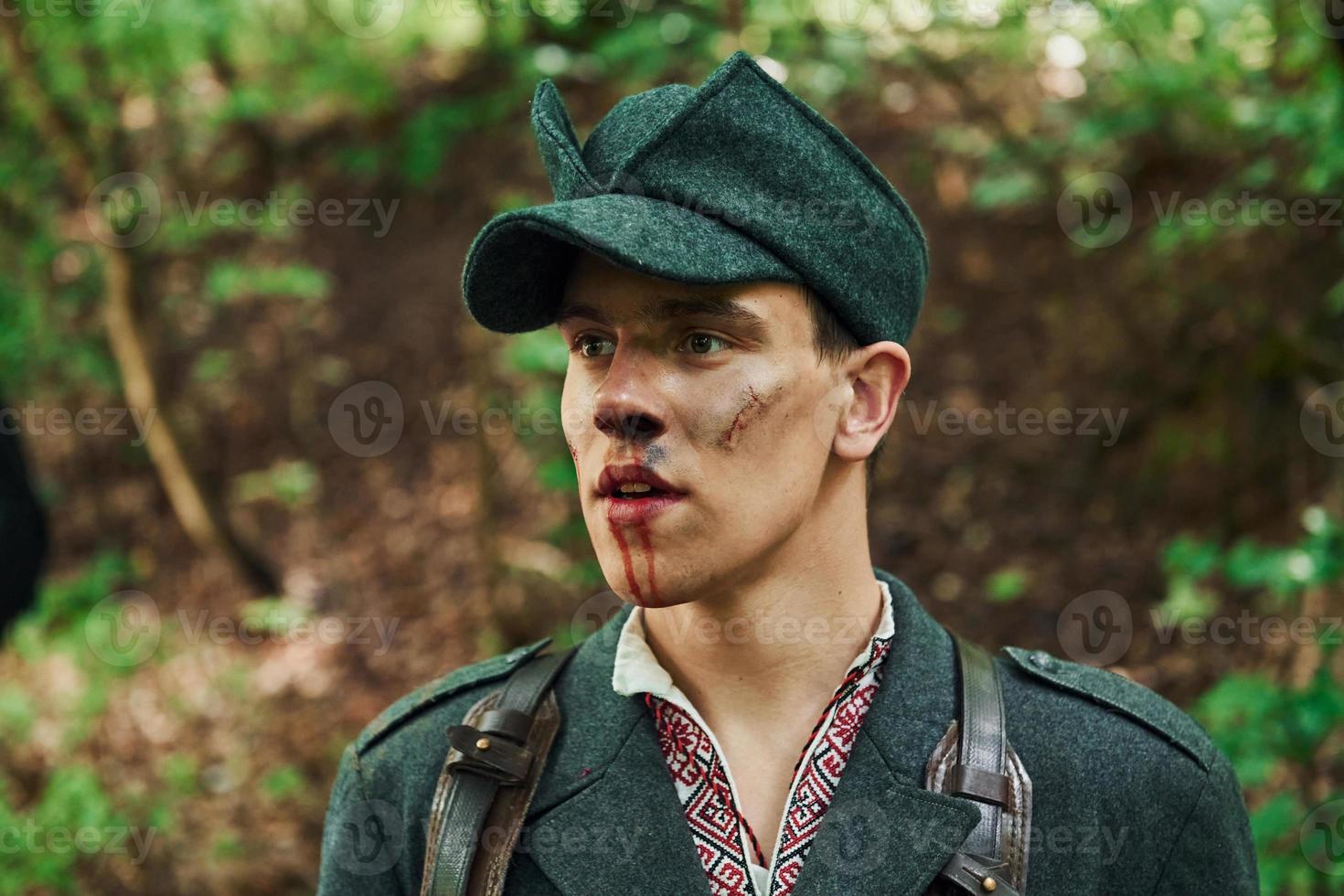 ternopil, Oekraïne - juni 2020 upa oekraïens opstandeling leger film filmen. afbeeldingen van achter de schermen. jong Mens met bloed Aan gezicht foto