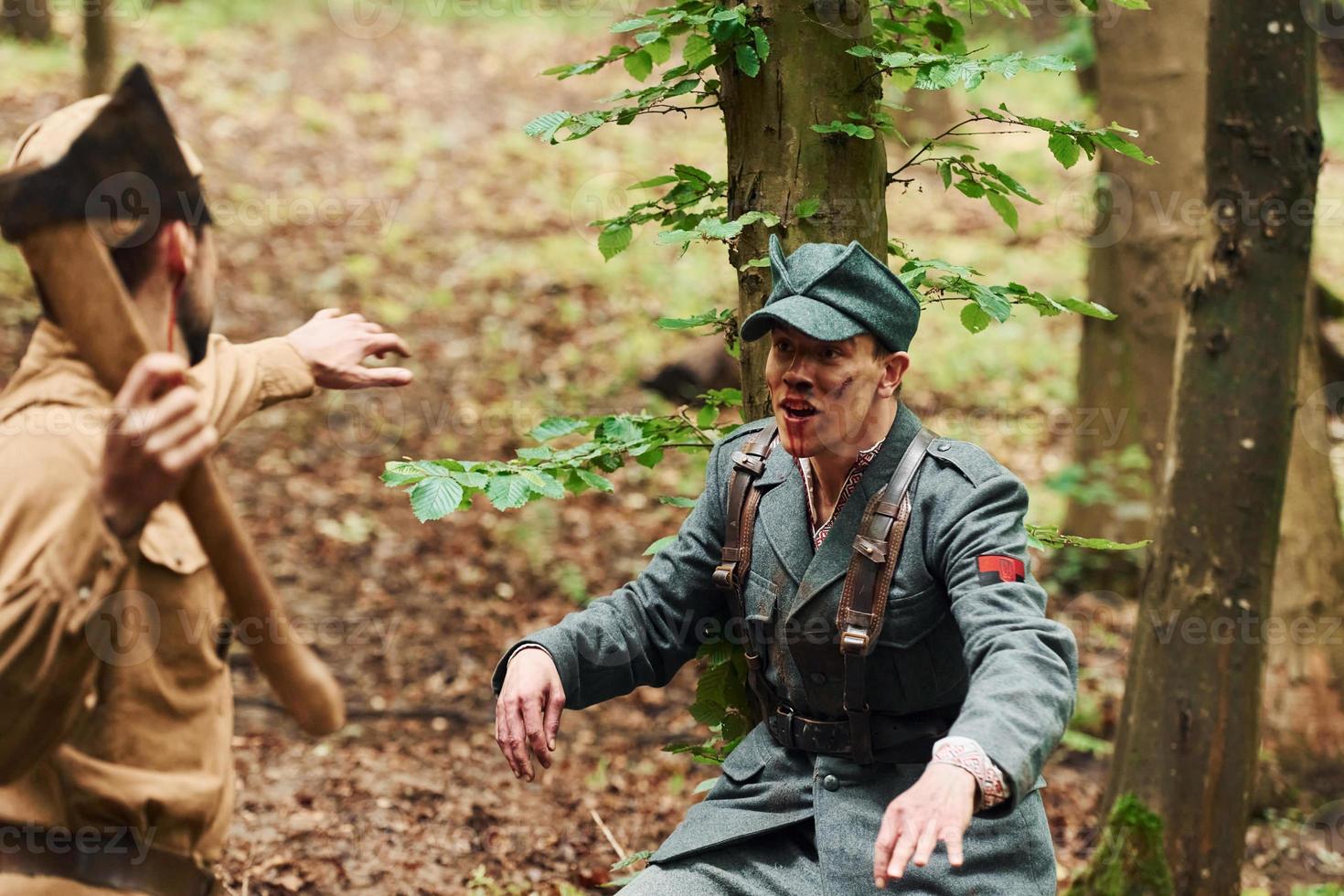 ternopil, Oekraïne - juni 2020 upa oekraïens opstandeling leger film filmen. afbeeldingen van achter de schermen. strijd tafereel met bijl foto