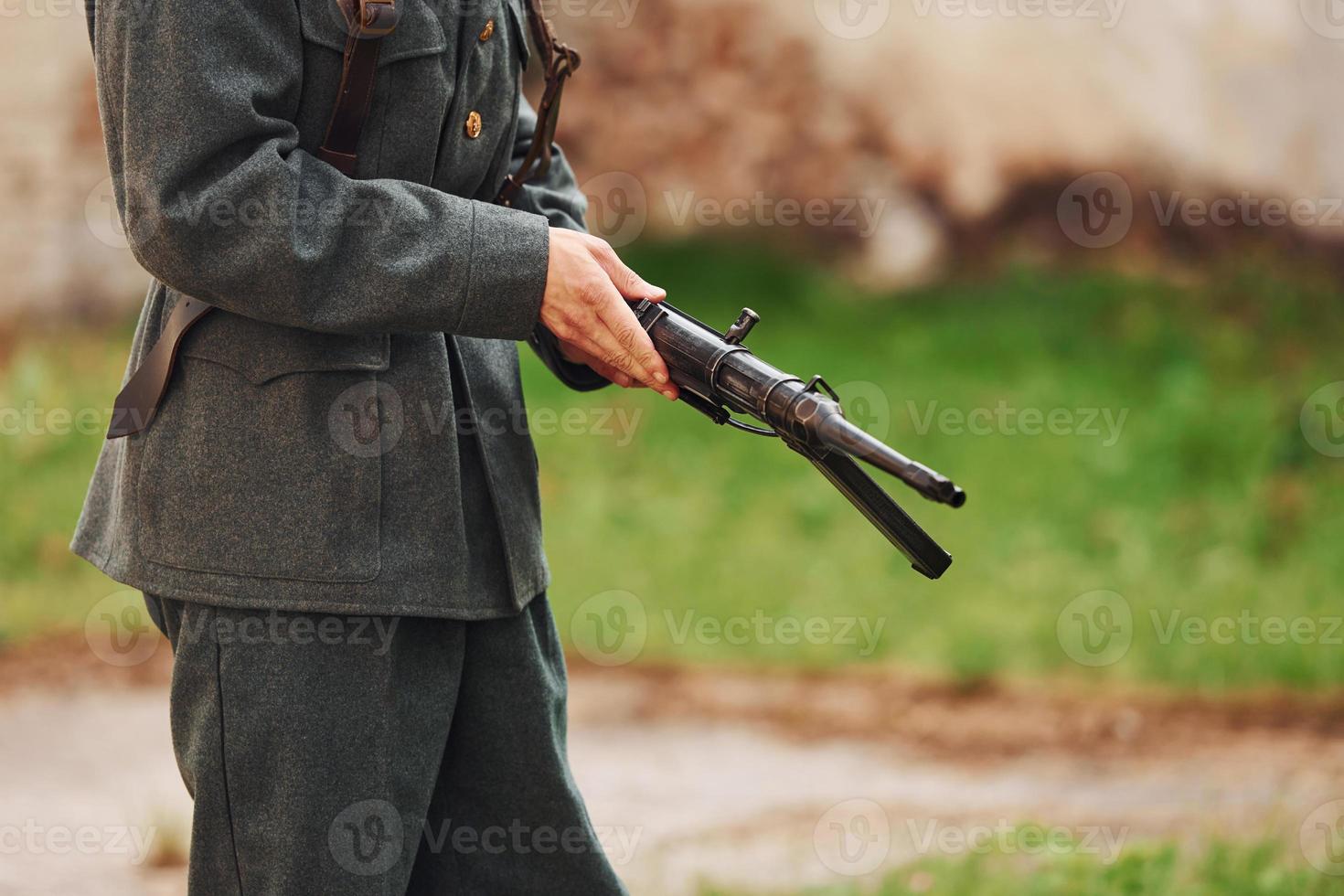 ternopil, Oekraïne - juni 2020 upa oekraïens opstandeling leger film filmen. afbeeldingen van achter de schermen. dichtbij omhoog visie van jong soldaat met wapen foto
