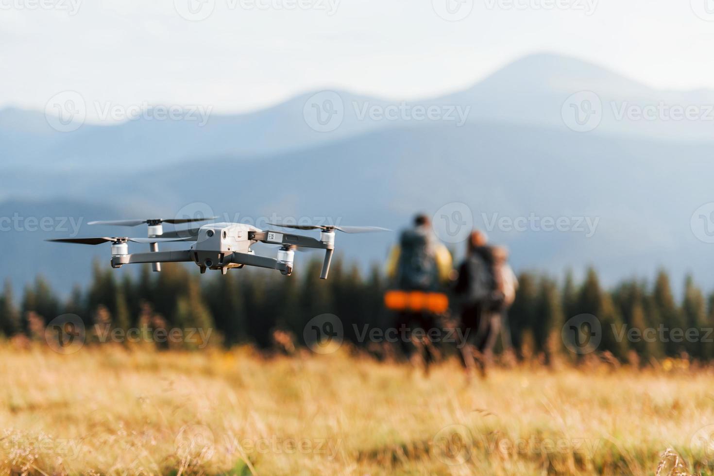 dar vliegend in de buurt jong reizigers. majestueus Karpaten bergen. mooi landschap van onaangeroerd natuur foto