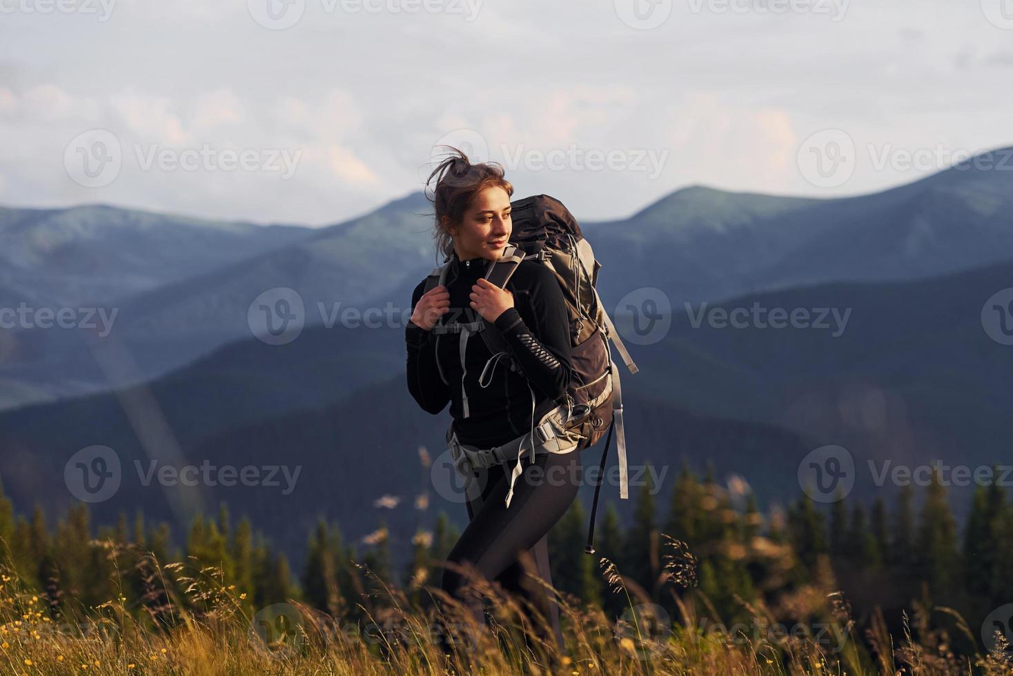 vrouw hebben een wandelen. majestueus Karpaten bergen. mooi landschap van onaangeroerd natuur foto
