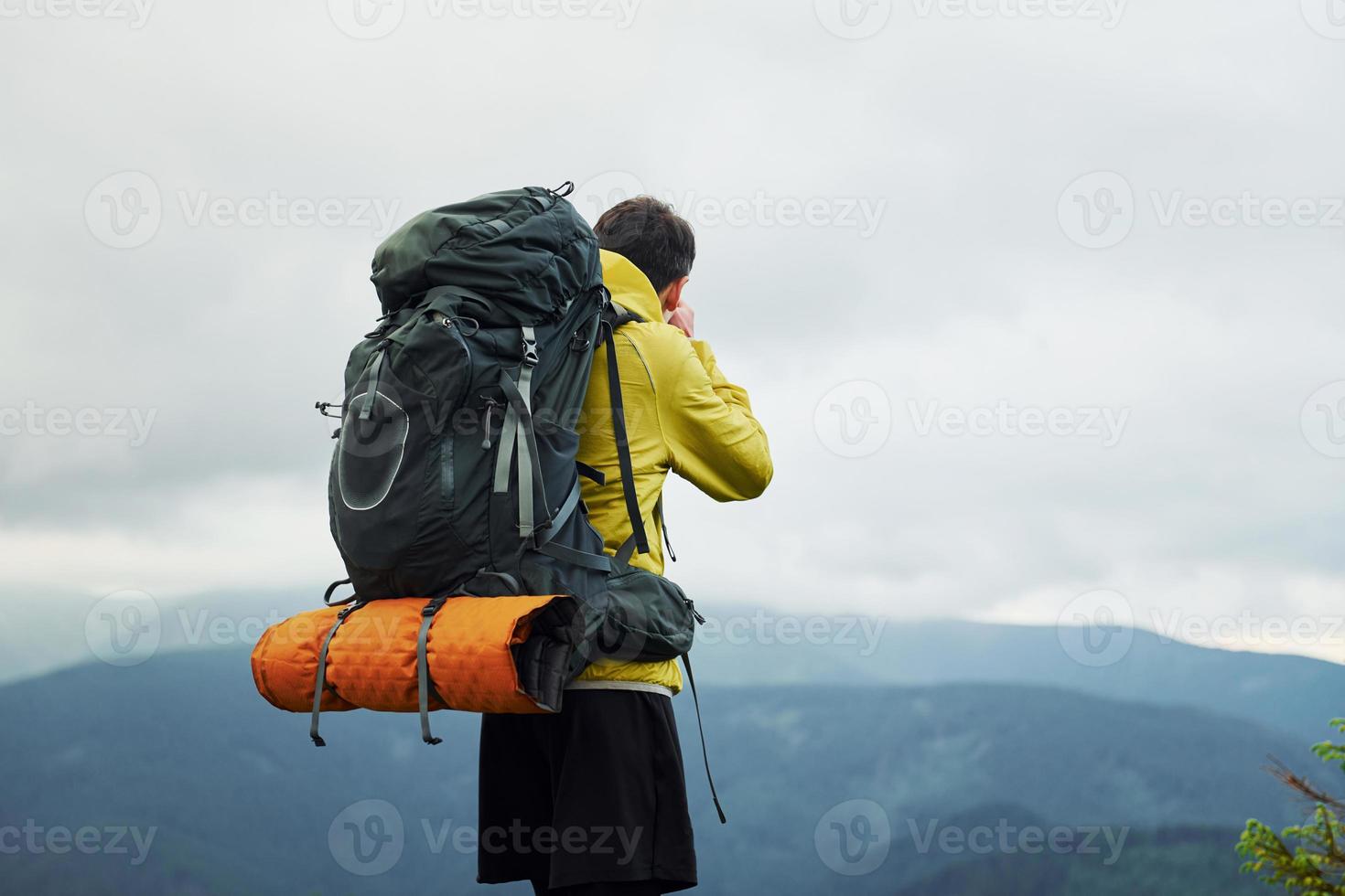 jong fotograaf maakt foto's. majestueus Karpaten bergen. mooi landschap van onaangeroerd natuur foto