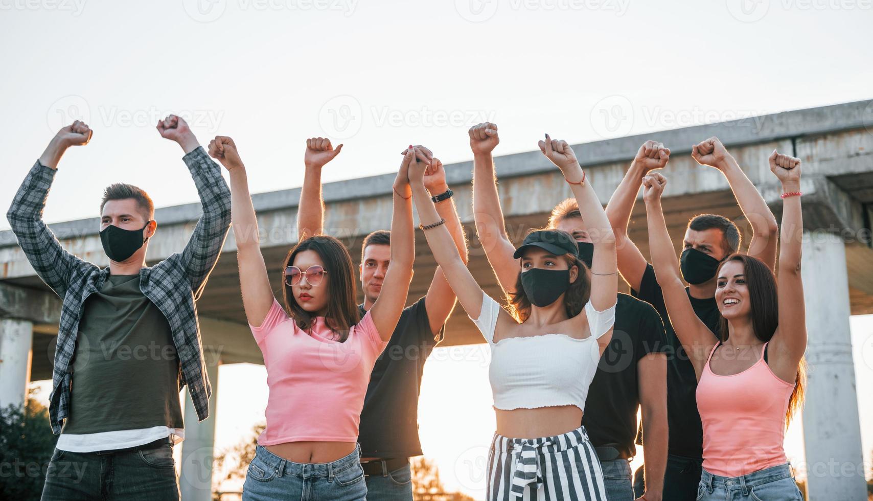 groep van protesteren jong mensen dat staand samen. activist voor menselijk rechten of tegen regering foto