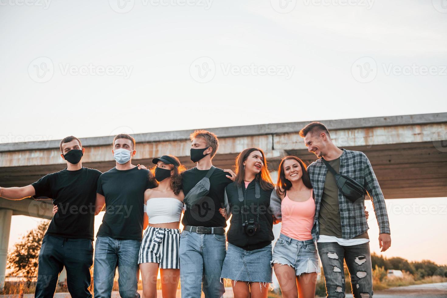 omarmen elk ander. groep van jong vrolijk vrienden hebben pret samen. partij buitenshuis foto